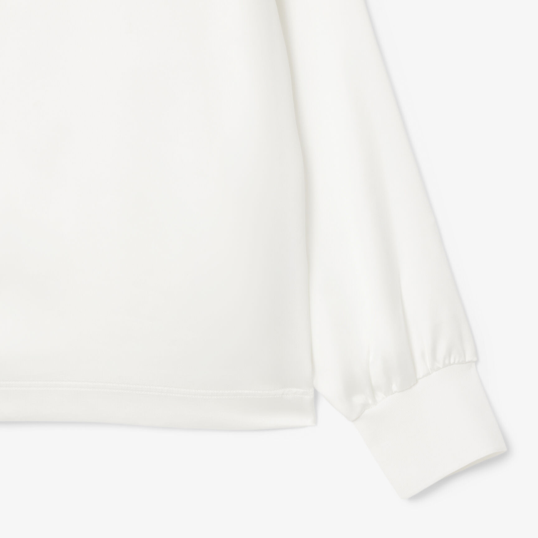 قميص بولو ساتان كبير الحجم بأكمام طويلة قميص بولو ساتان كبير الحجم بأكمام طويلة