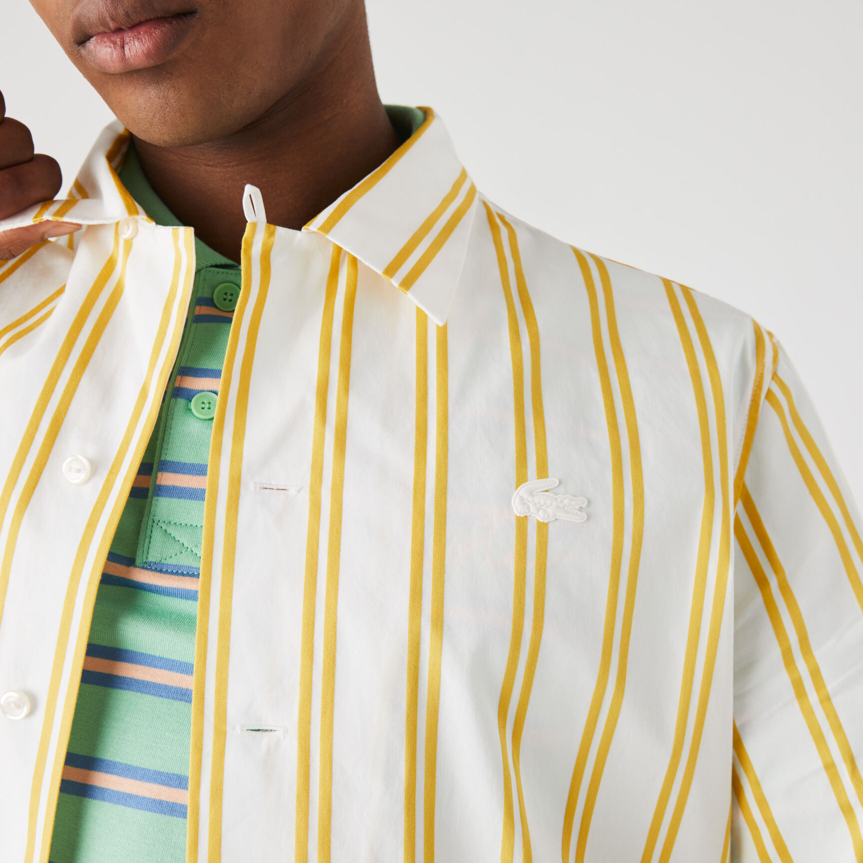 قميص ساتان مقلم مجموعة Lacoste LIVE للجنسين قميص ساتان مقلم مجموعة Lacoste LIVE للجنسين