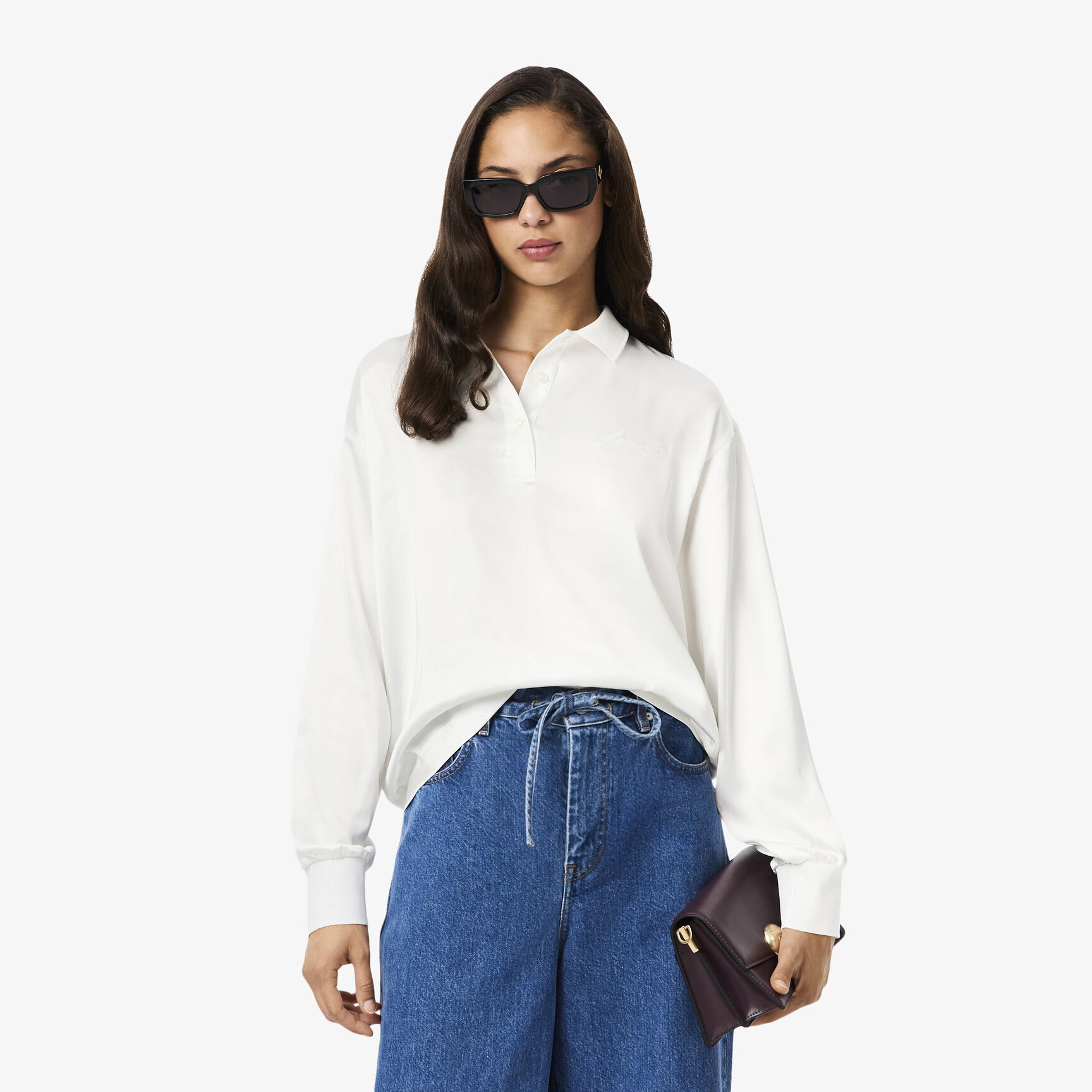 قميص بولو ساتان كبير الحجم بأكمام طويلة قميص بولو ساتان كبير الحجم بأكمام طويلة