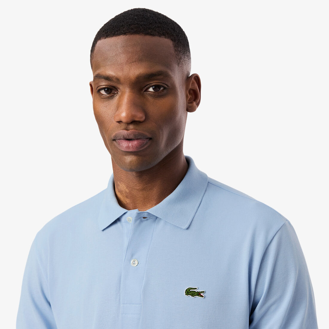 قميص بولو بيكيه خفيف بقصة كلاسيكية L.12.12 قميص بولو بيكيه خفيف بقصة كلاسيكية L.12.12