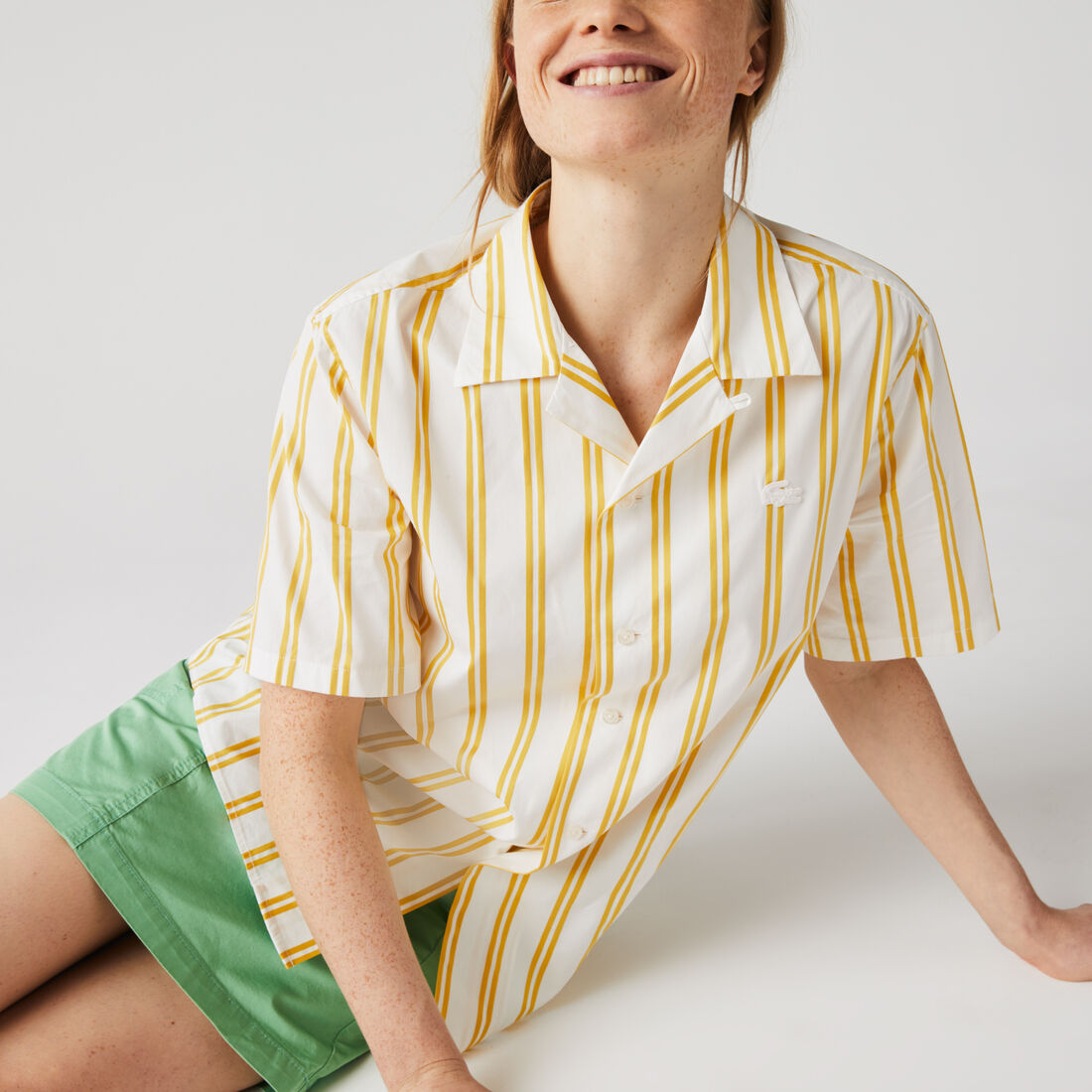 قميص ساتان مقلم مجموعة Lacoste LIVE للجنسين قميص ساتان مقلم مجموعة Lacoste LIVE للجنسين