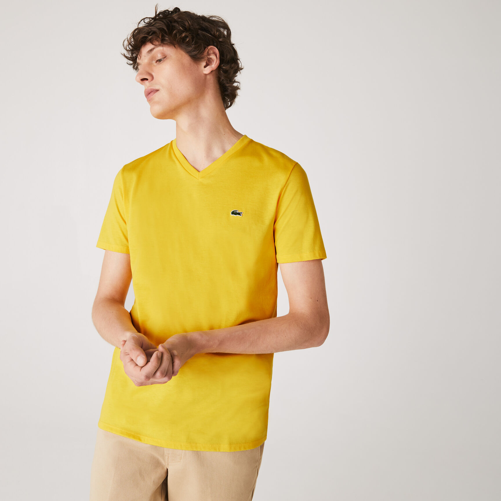 تي شيرت خفيف الوزن من القطن بيما برقبة على شكل حرف V