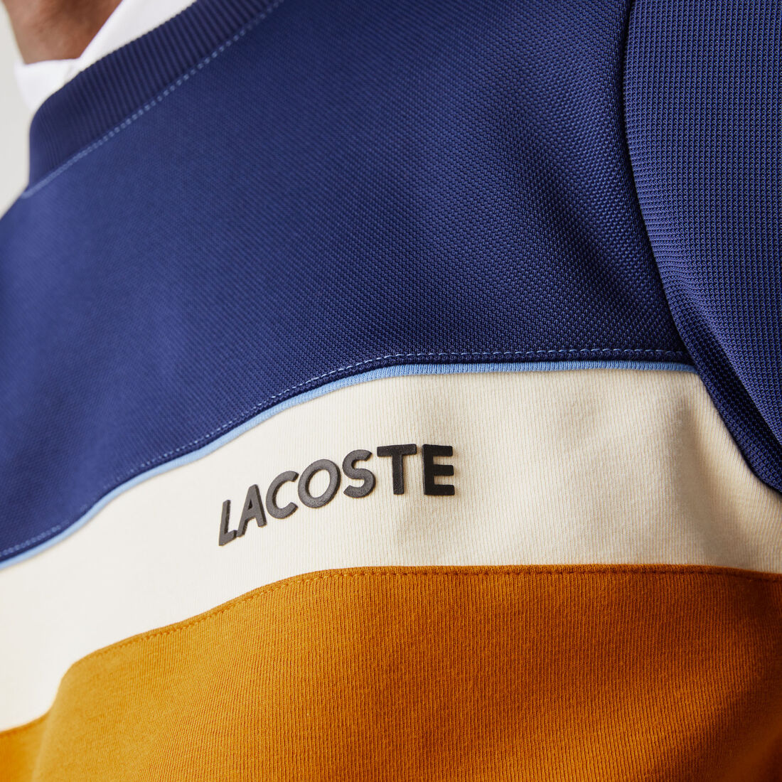 سويت شيرت بيكيه للرجال مع فتحة رقبة مستديرة ونقشات كتابية بكتل اللونية سويت شيرت بيكيه للرجال مع فتحة رقبة مستديرة ونقشات كتابية بكتل اللونية