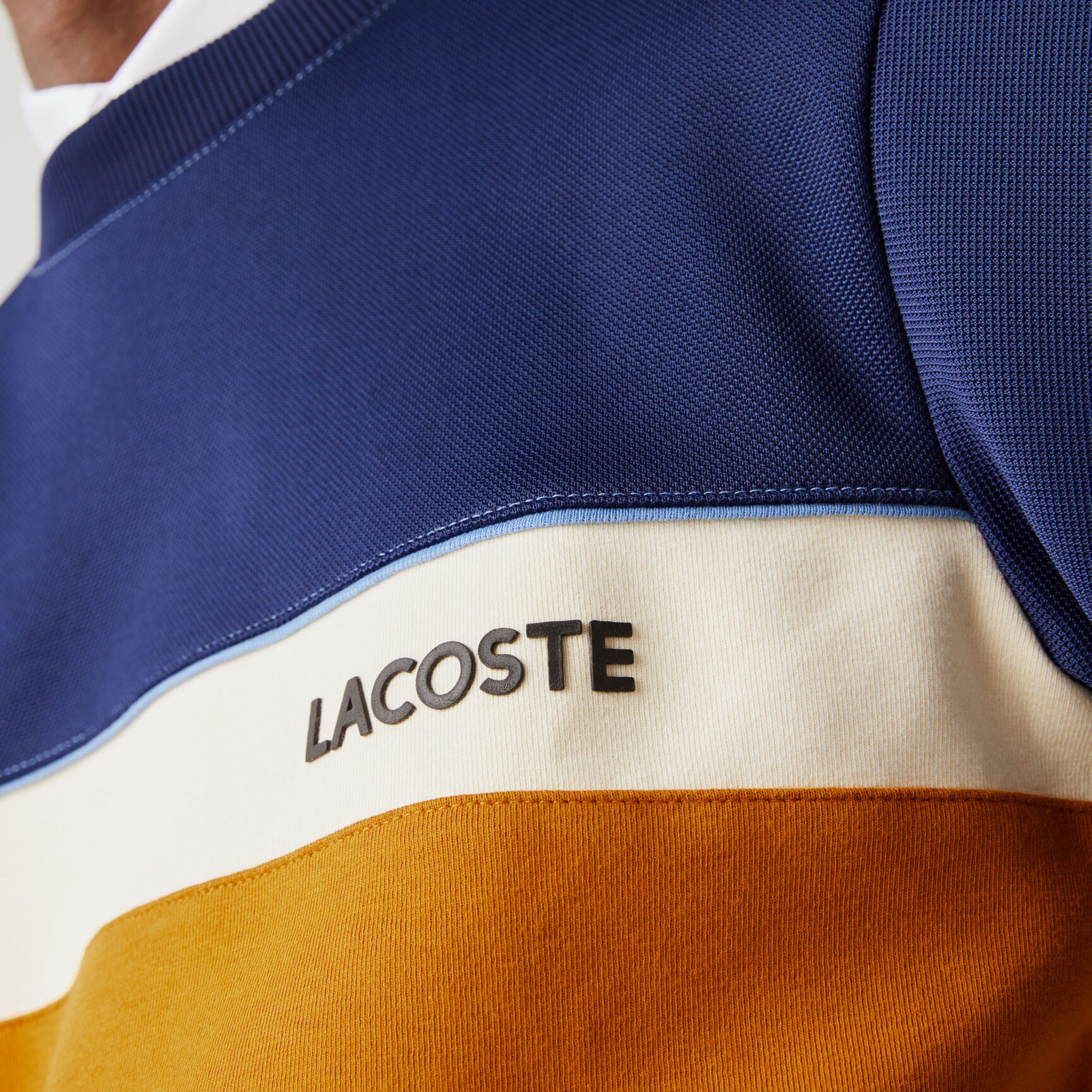 سويت شيرت بيكيه للرجال مع فتحة رقبة مستديرة ونقشات كتابية بكتل اللونية سويت شيرت بيكيه للرجال مع فتحة رقبة مستديرة ونقشات كتابية بكتل اللونية