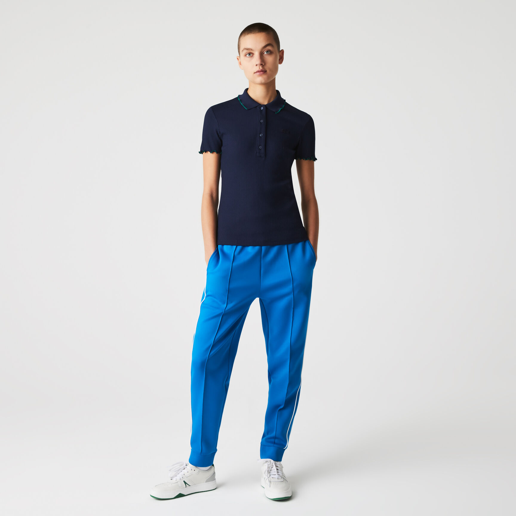 قميص بولو نسائي من Lacoste بقصة ضيقة مزين بتفاصيل مضلعة وملونة قميص بولو نسائي من Lacoste بقصة ضيقة مزين بتفاصيل مضلعة وملونة
