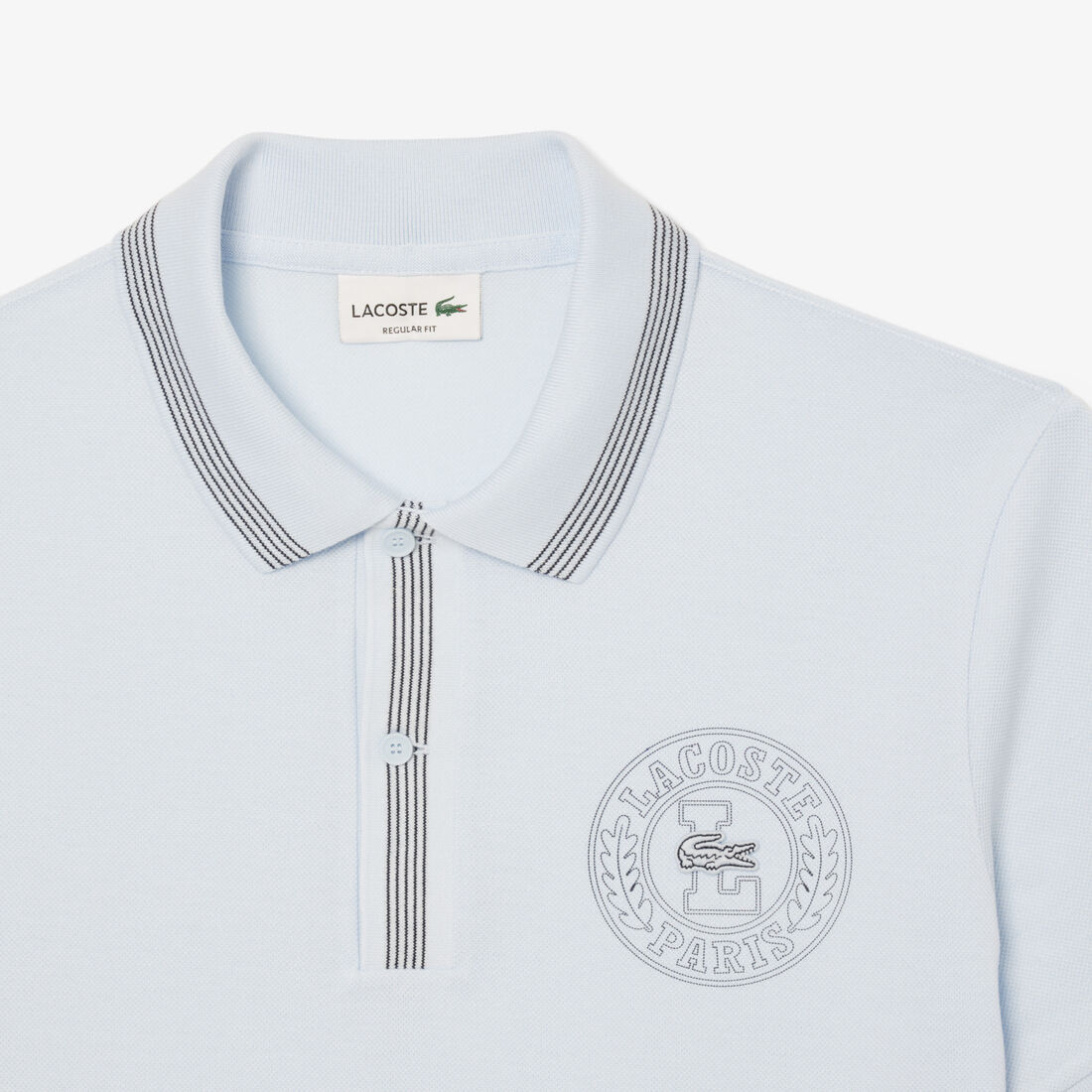 قميص بولو ذو قصة عادية L.12.12 بطبعة شارة قميص بولو ذو قصة عادية L.12.12 بطبعة شارة