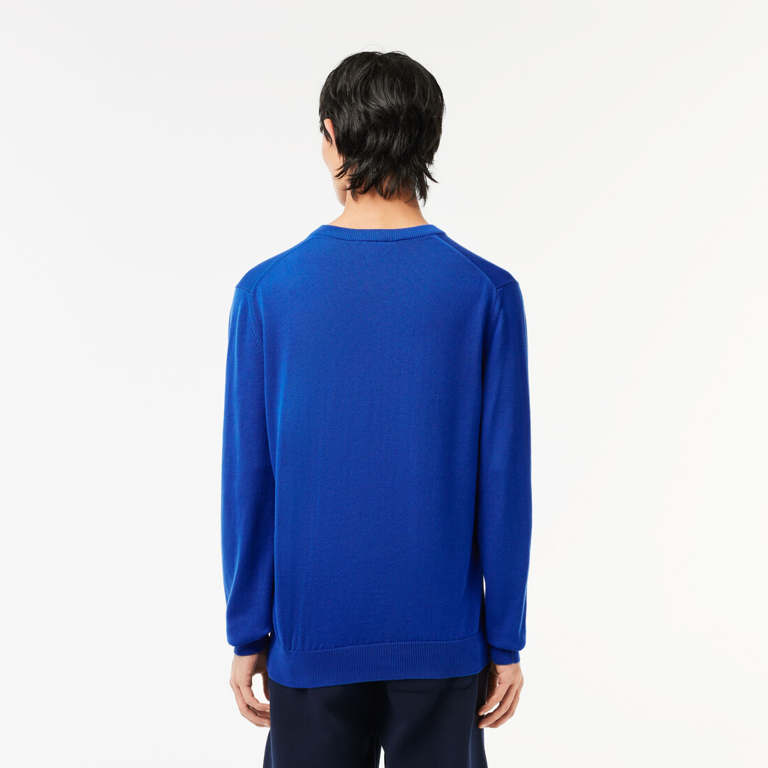 سترة قطنية أحادية اللون بفتحة رقبة على شكل حرف V سترة قطنية أحادية اللون بفتحة رقبة على شكل حرف V