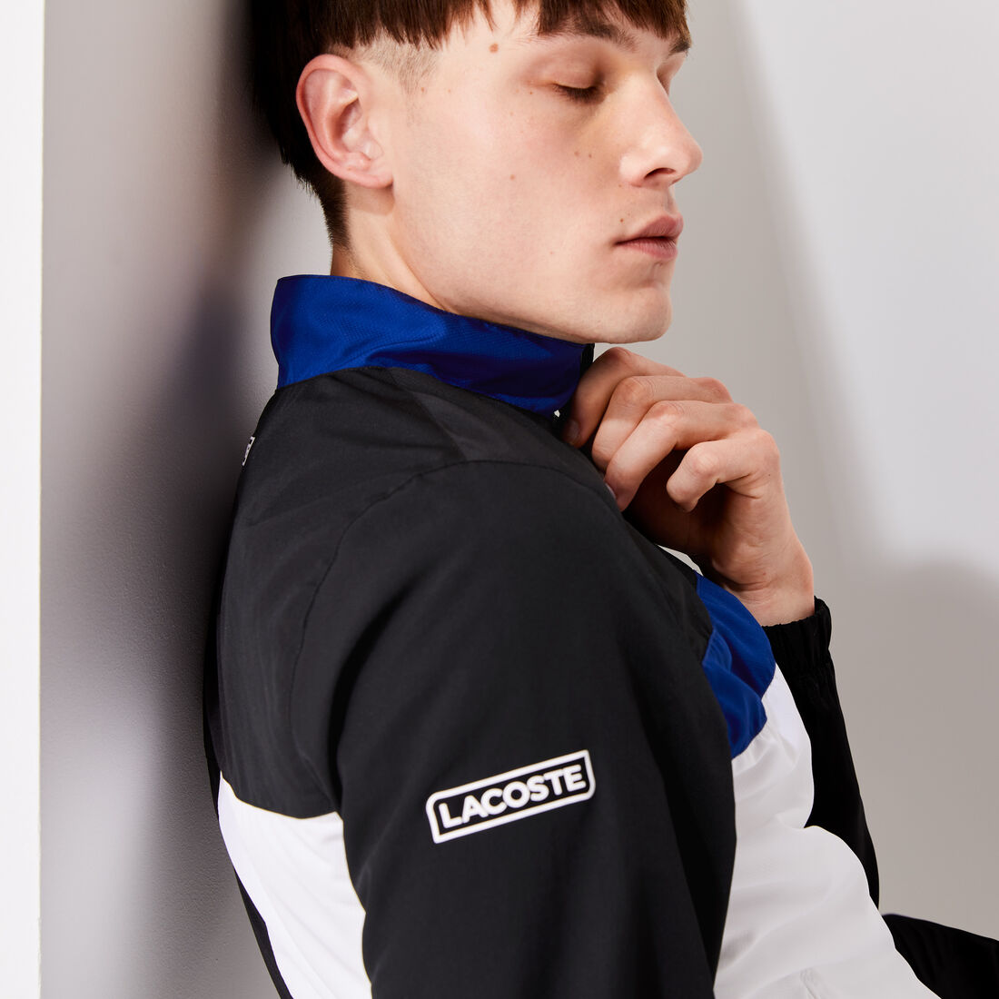 بذلة رياضية خفيفة الوزن مع كتل لونية من مجموعة Lacoste SPORT للرجال بذلة رياضية خفيفة الوزن مع كتل لونية من مجموعة Lacoste SPORT للرجال