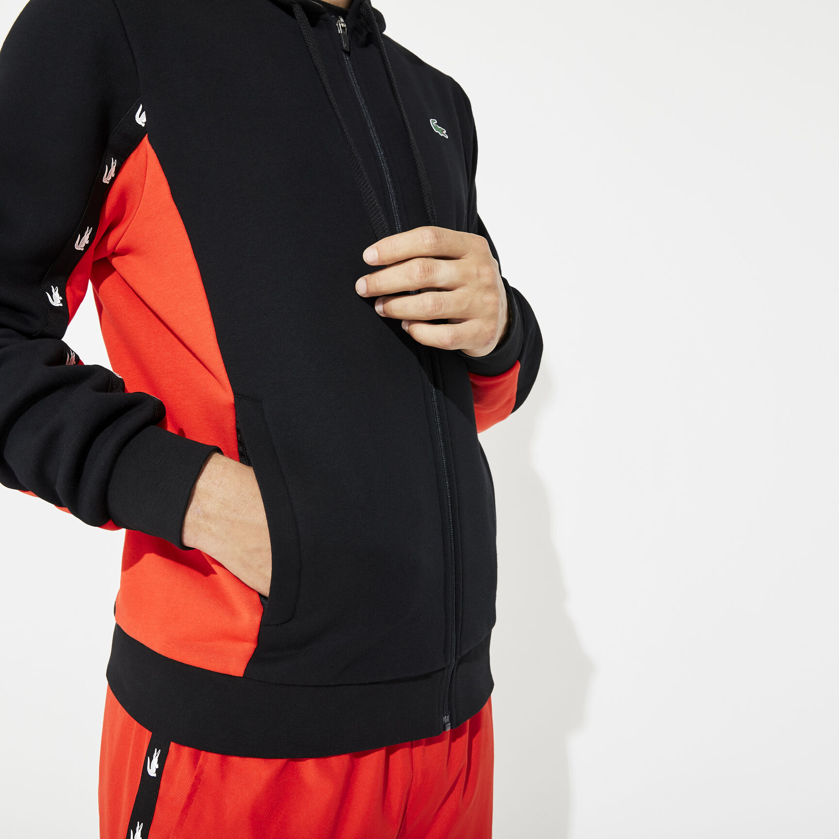 قميص ثقيل للرجال مصنوع من الصوف بلونين ومزود بغطاء رأس من مجموعة Lacoste SPORT قميص ثقيل للرجال مصنوع من الصوف بلونين ومزود بغطاء رأس من مجموعة Lacoste SPORT