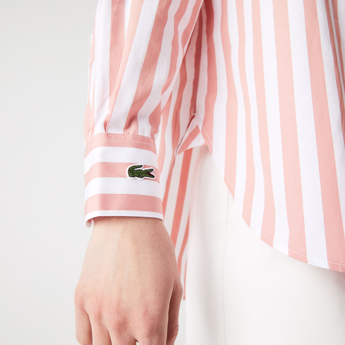 قميص بوبلين قطني مخطط نسائي كبير الحجم قميص بوبلين قطني مخطط نسائي كبير الحجم