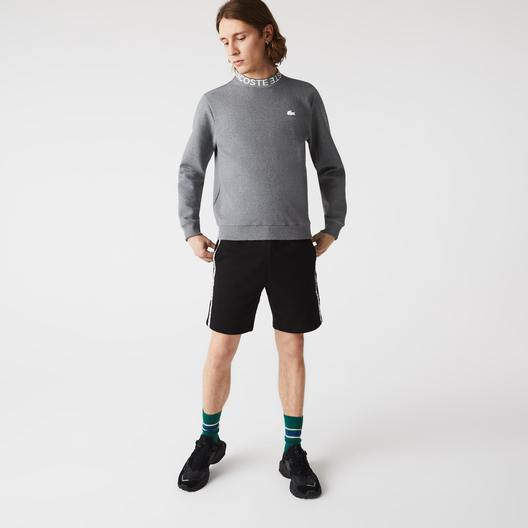 شورت برمودا من الصوف بحروف من Lacoste للرجال