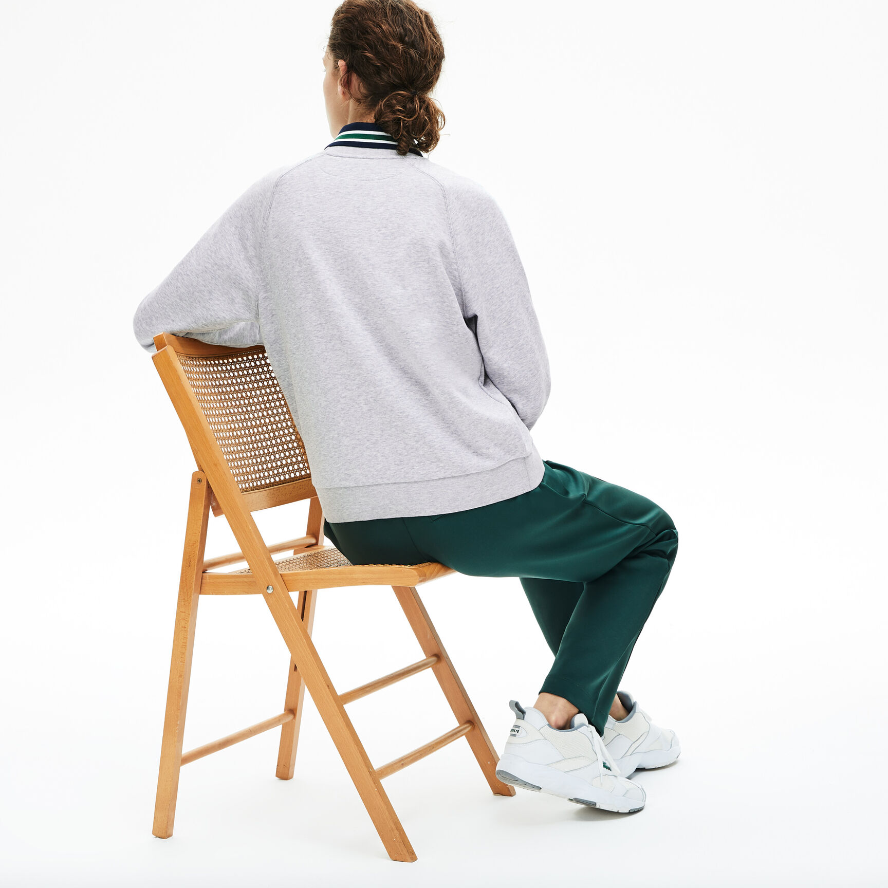 قميص ثقيل كلاسيكي للسيدات من الصوف بفتحة رقبة مستديرة