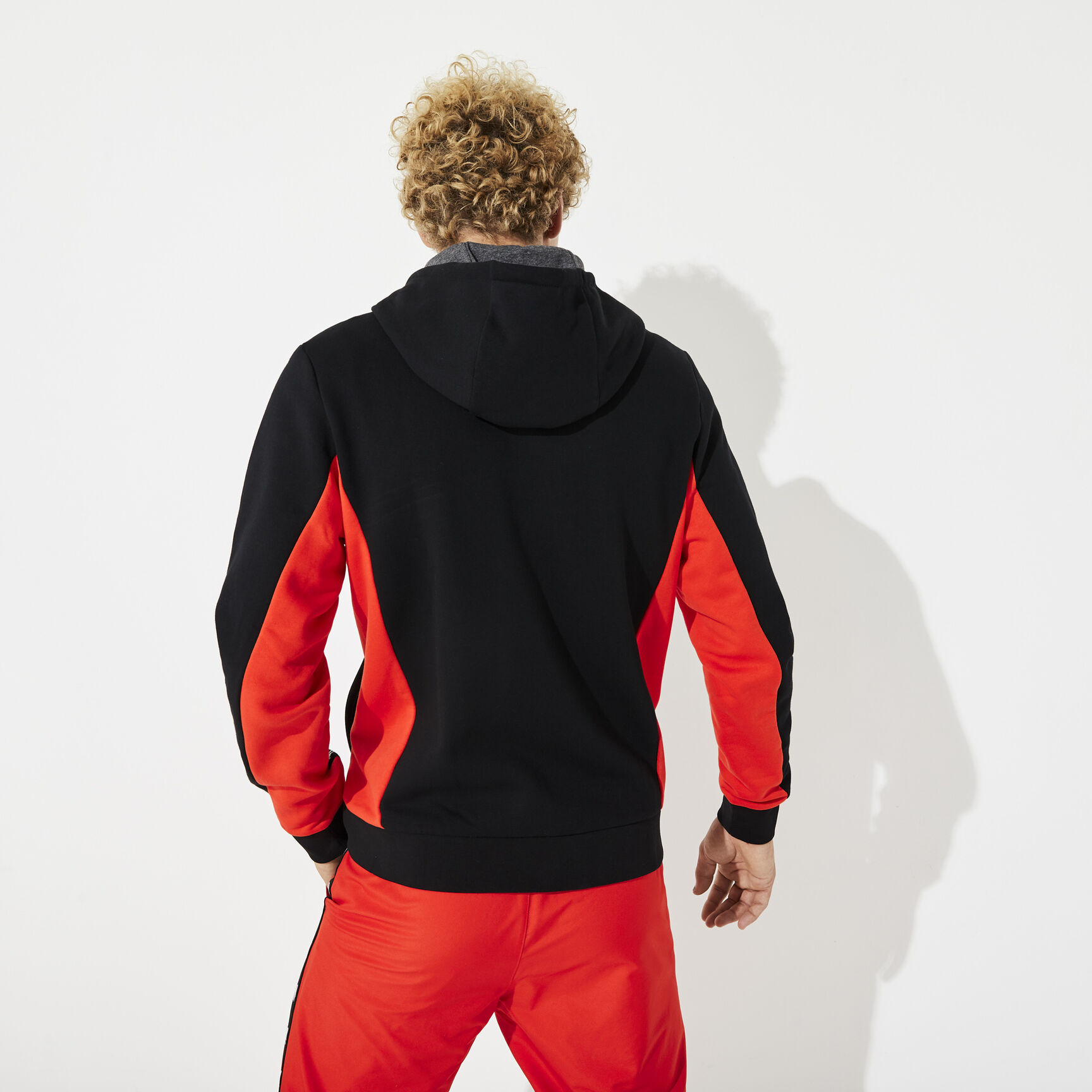 قميص ثقيل للرجال مصنوع من الصوف بلونين ومزود بغطاء رأس من مجموعة Lacoste SPORT قميص ثقيل للرجال مصنوع من الصوف بلونين ومزود بغطاء رأس من مجموعة Lacoste SPORT