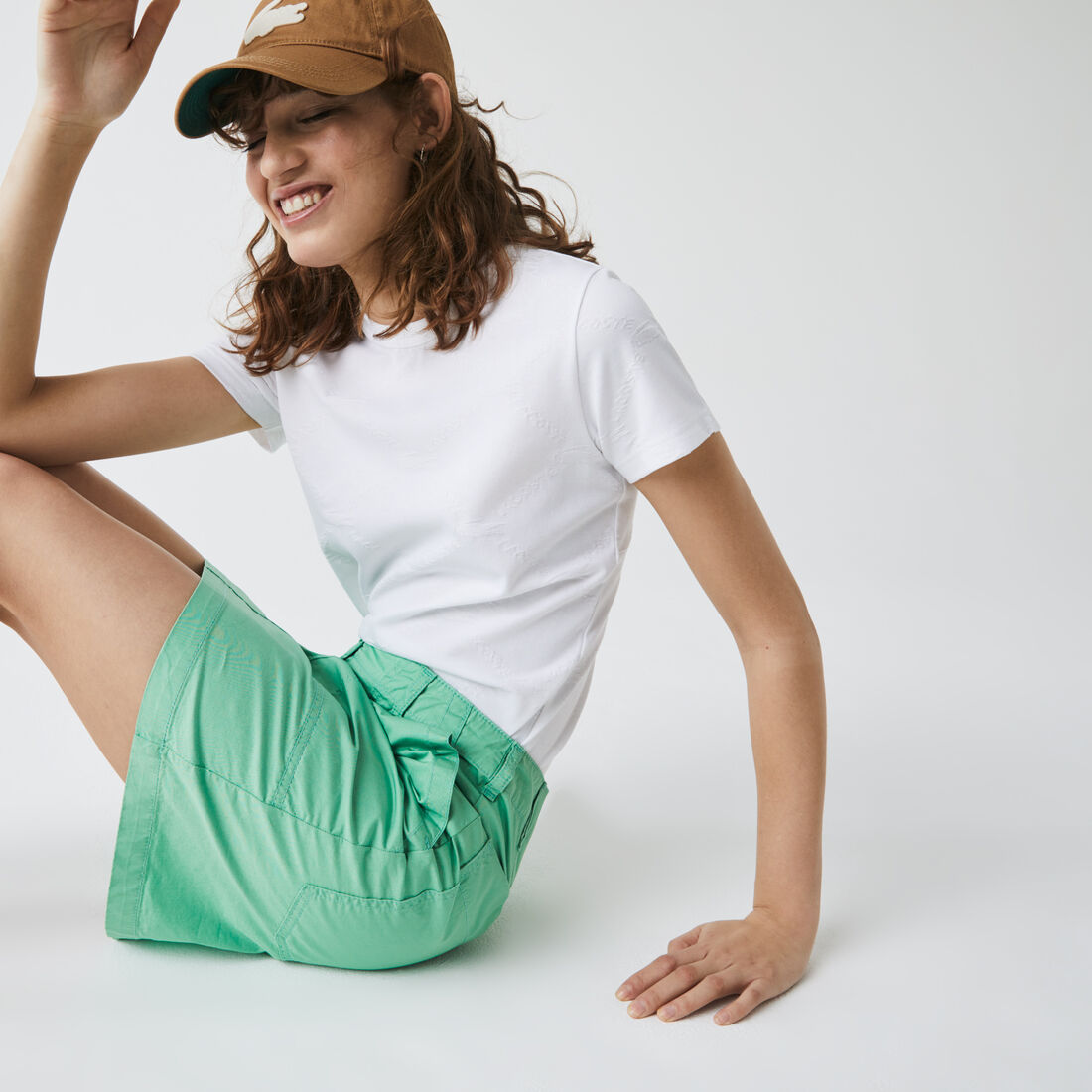 تي شيرت للنساء بنقشة مونوغرام وفتحة رقبة مستديرة مجموعة Lacoste LIVE تي شيرت للنساء بنقشة مونوغرام وفتحة رقبة مستديرة مجموعة Lacoste LIVE