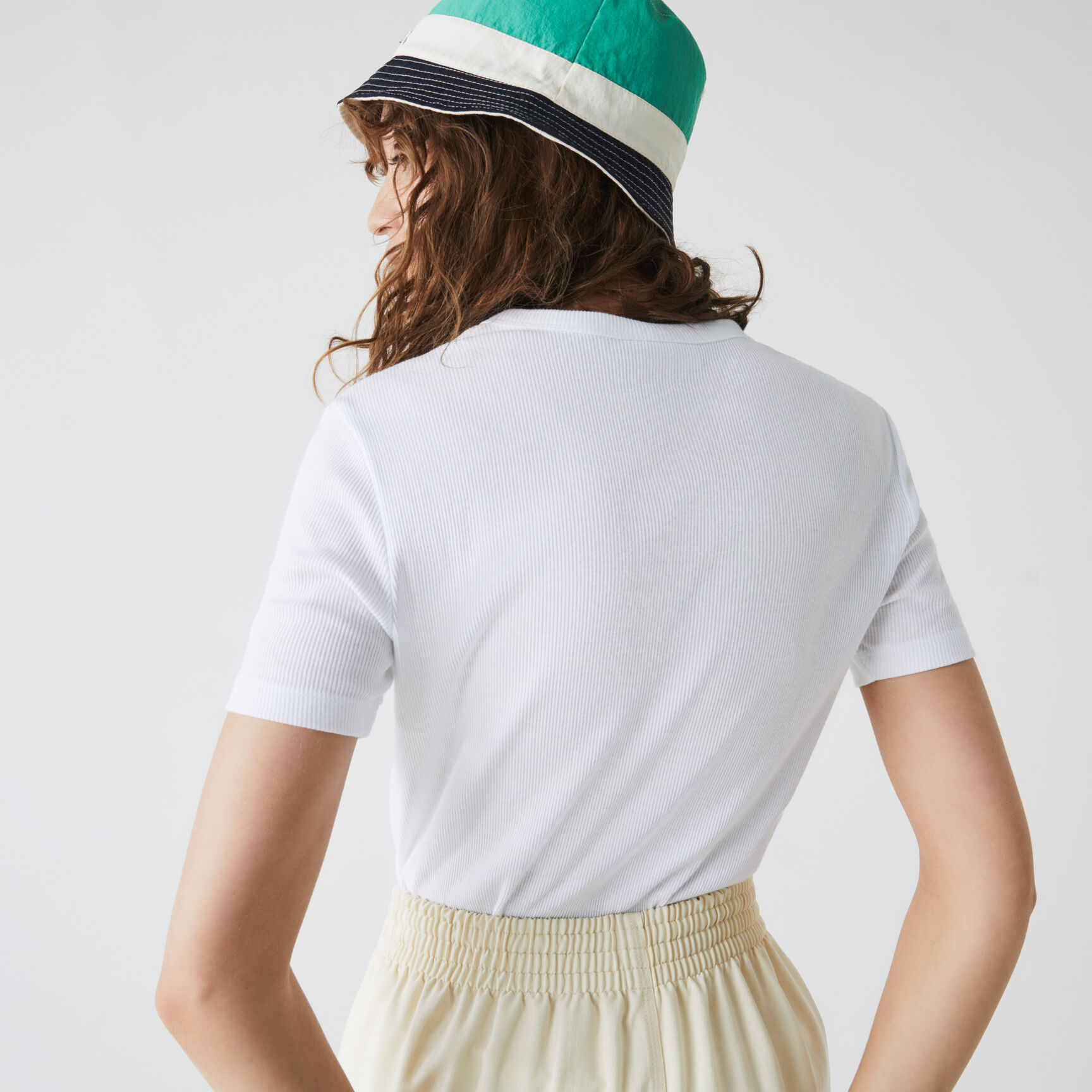 تيشيرت قطن ناعم بفتحة رقبة حرف V للنساء تيشيرت قطن ناعم بفتحة رقبة حرف V للنساء