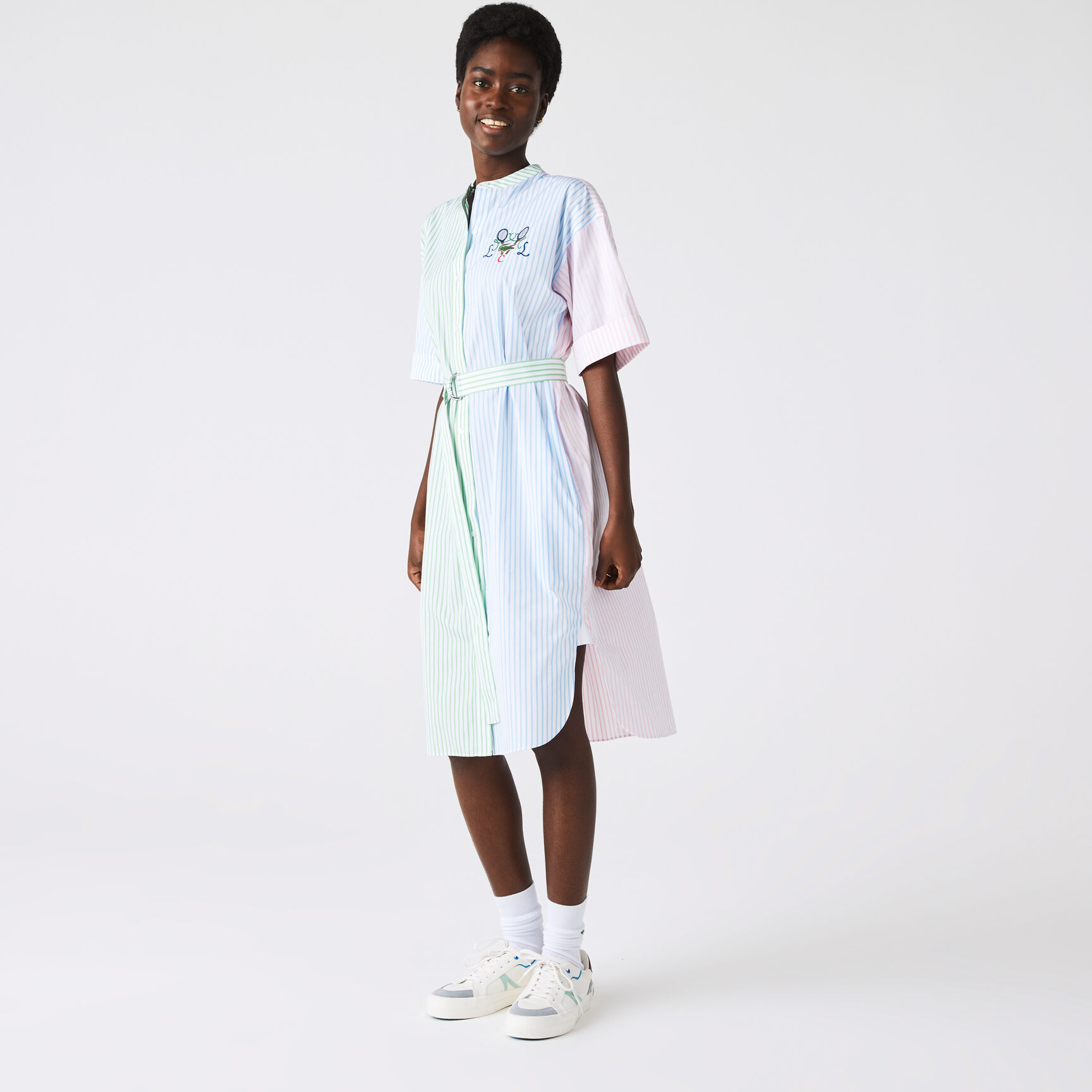 فستان بتصميم قميص مقسم لأجزاء بتطريز مضارب تنس للنساء فستان بتصميم قميص مقسم لأجزاء بتطريز مضارب تنس للنساء