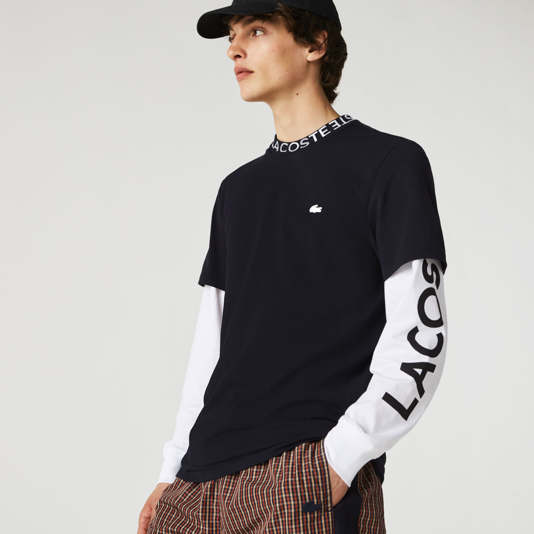 تيشيرت بيكيه خفيف بشعار الماركة على الياقة للرجال