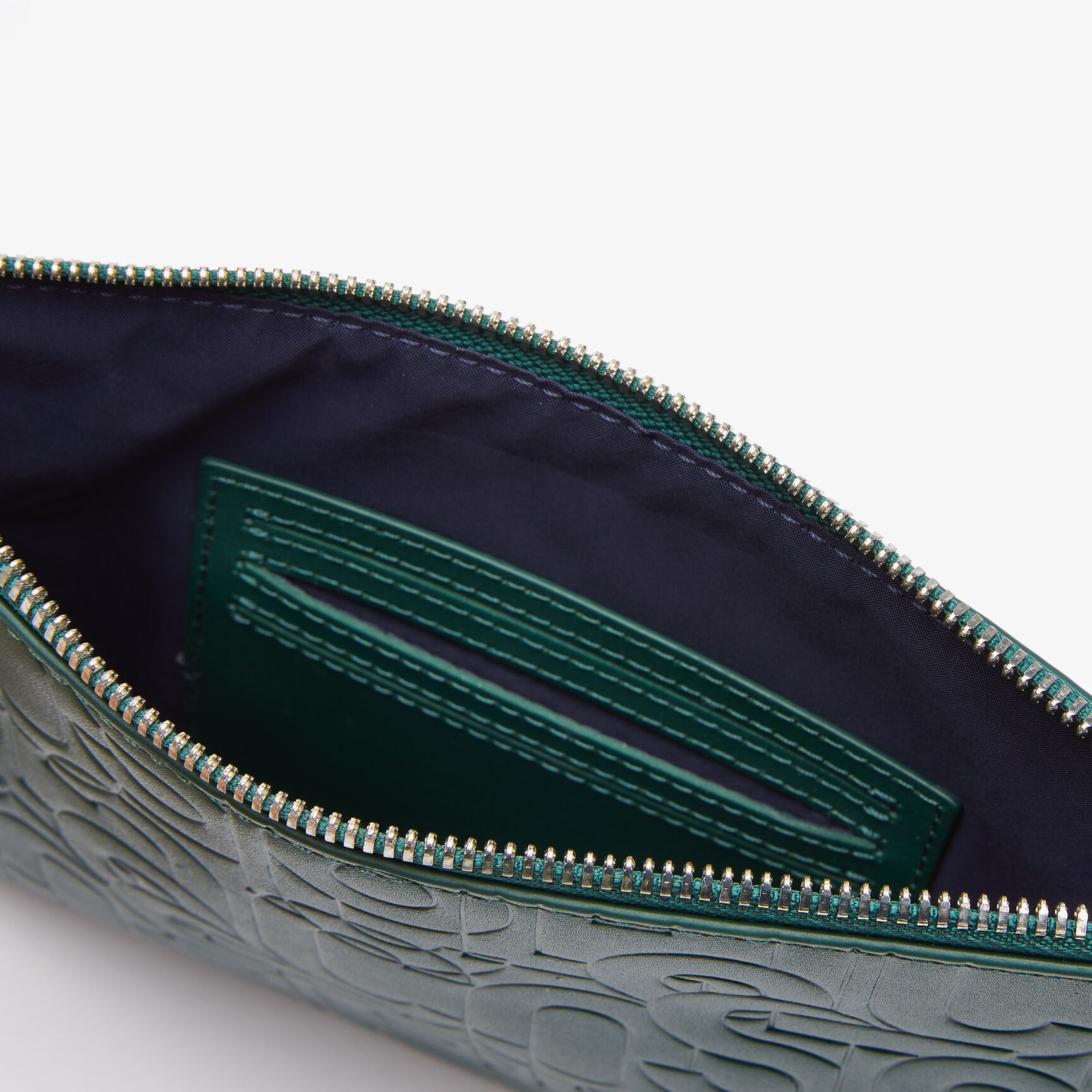 حقيبة كلاتش نسائية كبيرة الحجم من الجلد المنقوش من مجموعة Lacoste