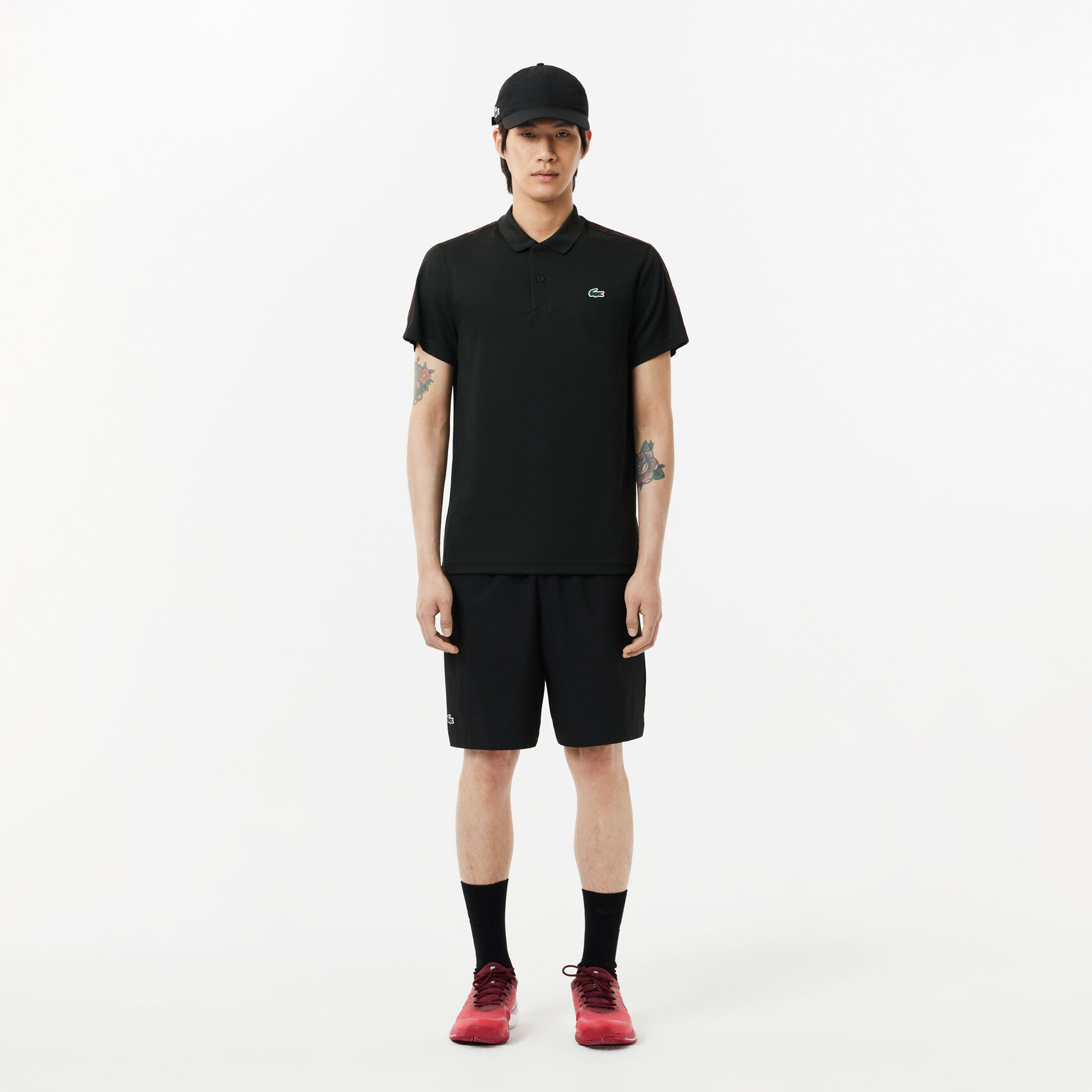 قميص بولو للتنس مخطط بشعار الماركة فائق الجفاف