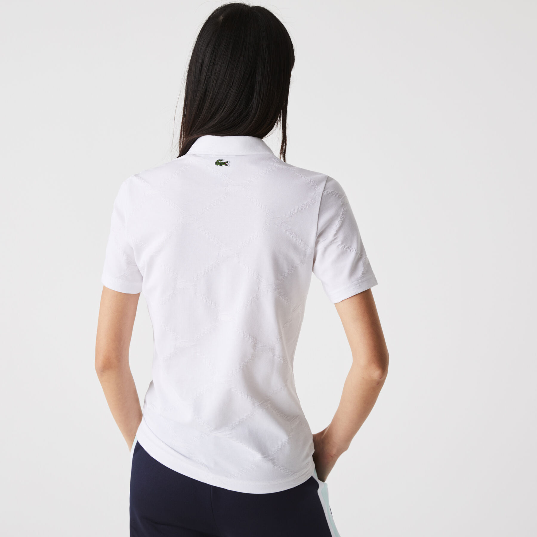 قميص بولو بأنماط مونوغرام وقصة ضيقة مجموعة Lacoste LIVE للنساء قميص بولو بأنماط مونوغرام وقصة ضيقة مجموعة Lacoste LIVE للنساء