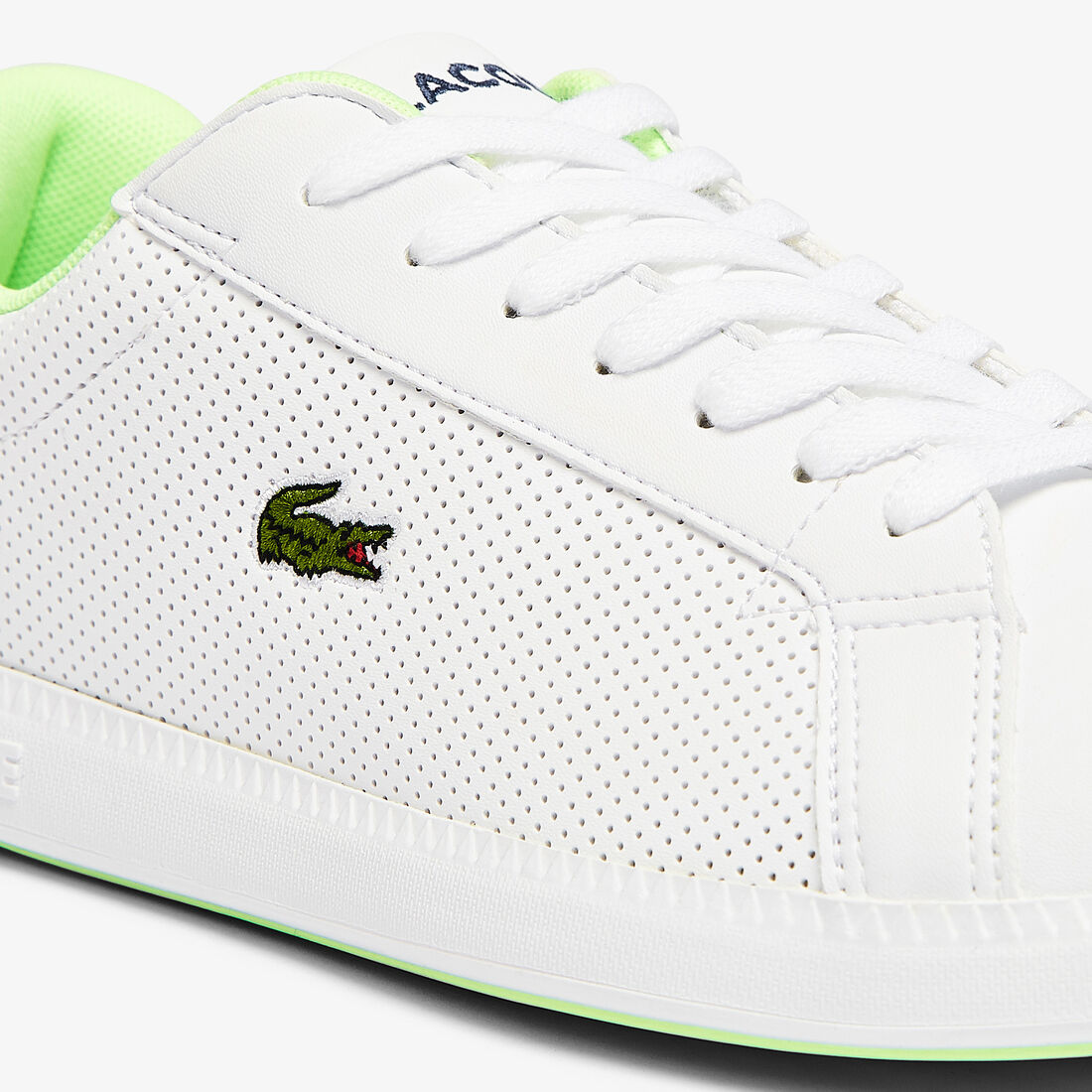 سنيكرز جراديويت بتصميم مثقوب من خامات صناعية للأطفال سنيكرز جراديويت بتصميم مثقوب من خامات صناعية للأطفال