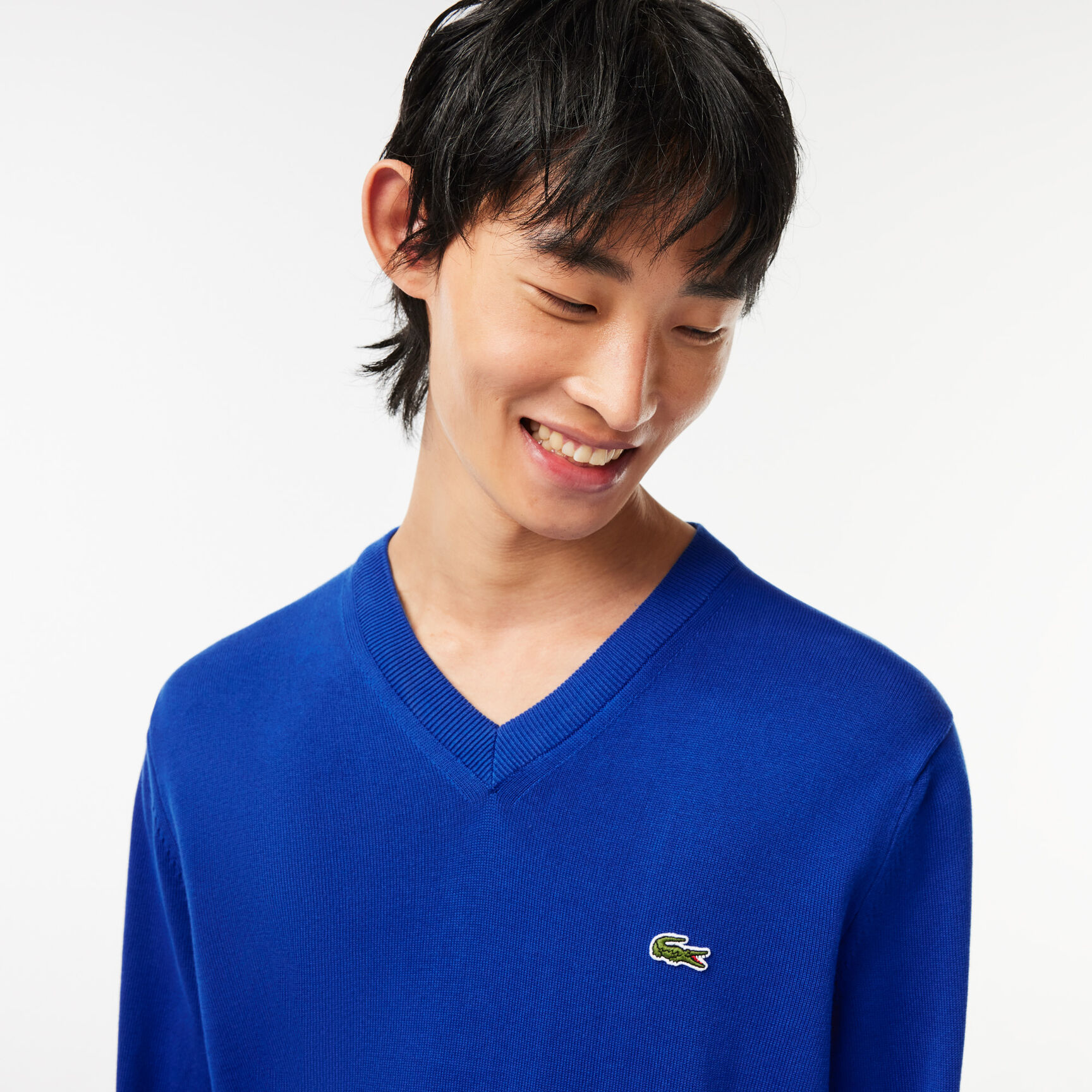 سترة قطنية أحادية اللون بفتحة رقبة على شكل حرف V