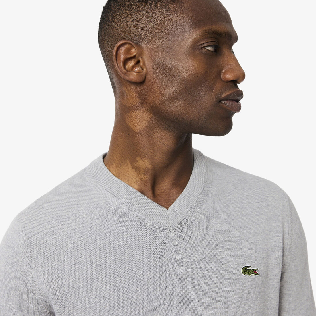 سترة قطنية أحادية اللون بفتحة رقبة على شكل حرف V سترة قطنية أحادية اللون بفتحة رقبة على شكل حرف V