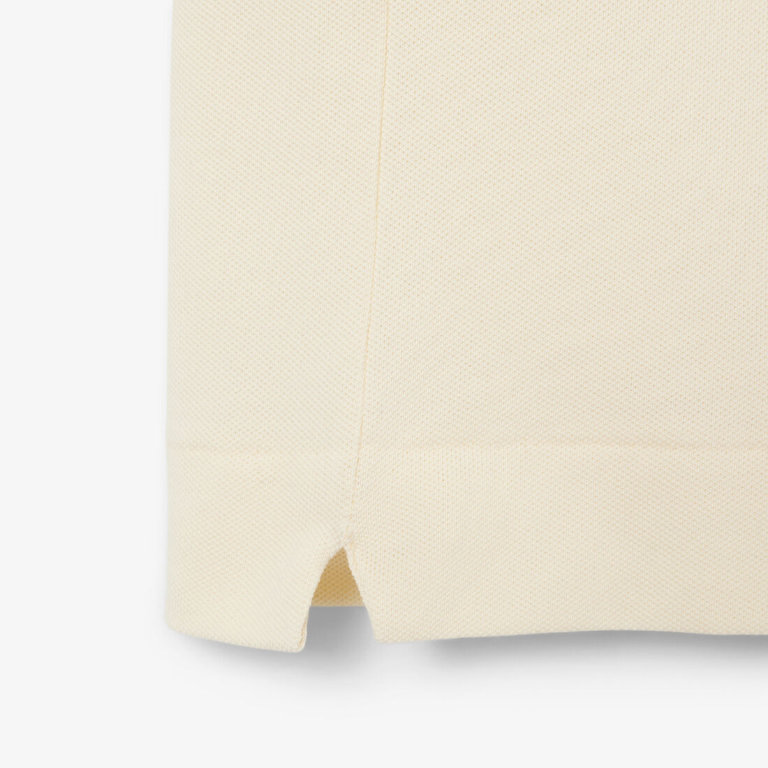 قميص بولو بيكيه خفيف بقصة كلاسيكية L.12.12 قميص بولو بيكيه خفيف بقصة كلاسيكية L.12.12