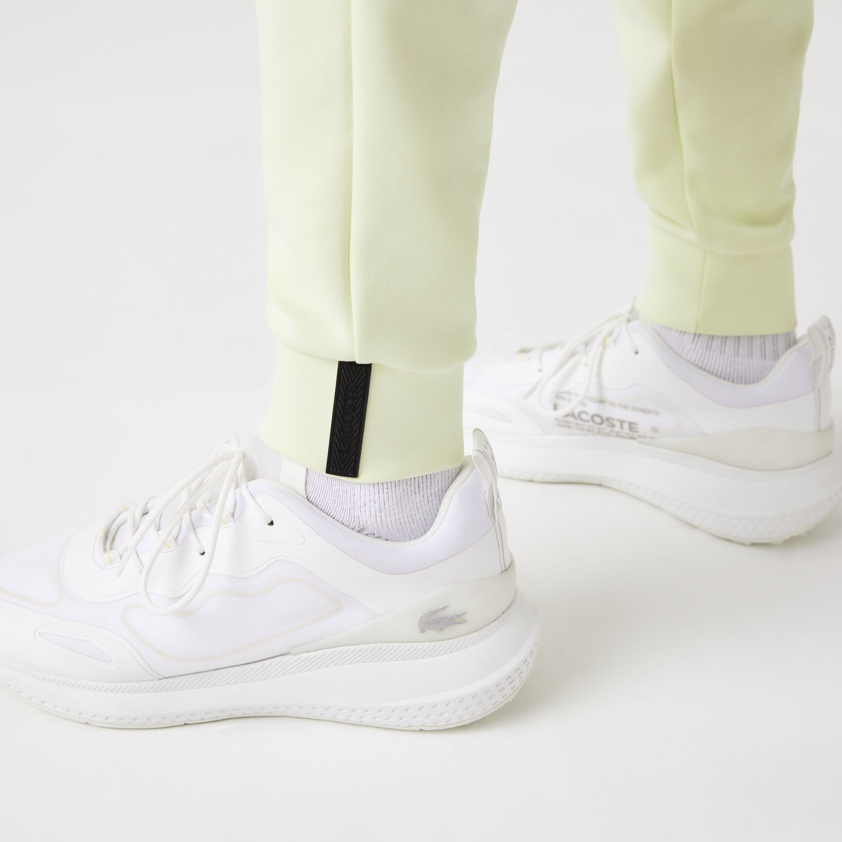 بنطال رياضي لاكوست بقصة ضيقة وشعار الماركة بحجم كبير للرجال