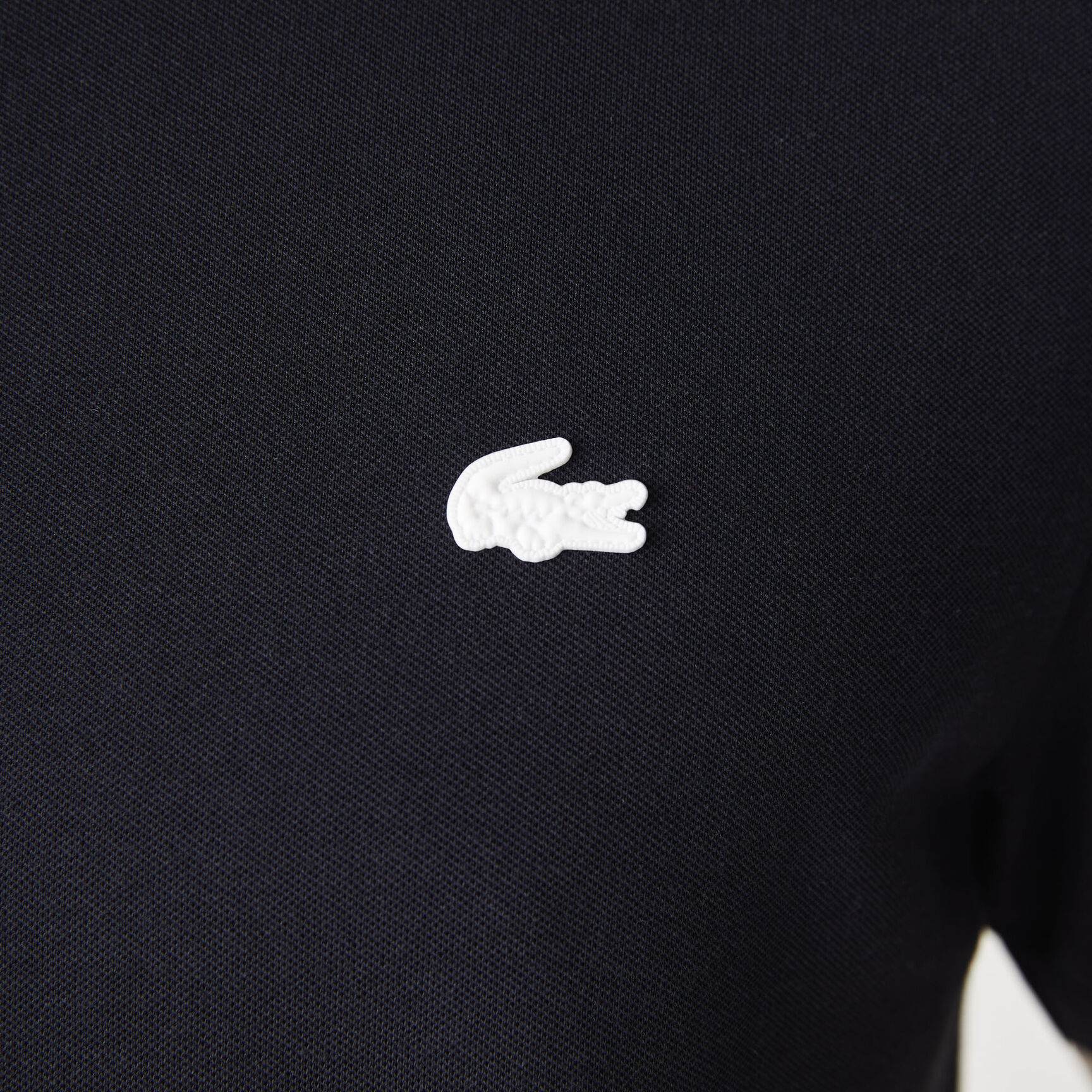 تيشيرت بولو لاكوست بيكيه مسامي خفيف بقصة ضيقة وشعار الماركة على الياقة للرجال تيشيرت بولو لاكوست بيكيه مسامي خفيف بقصة ضيقة وشعار الماركة على الياقة للرجال