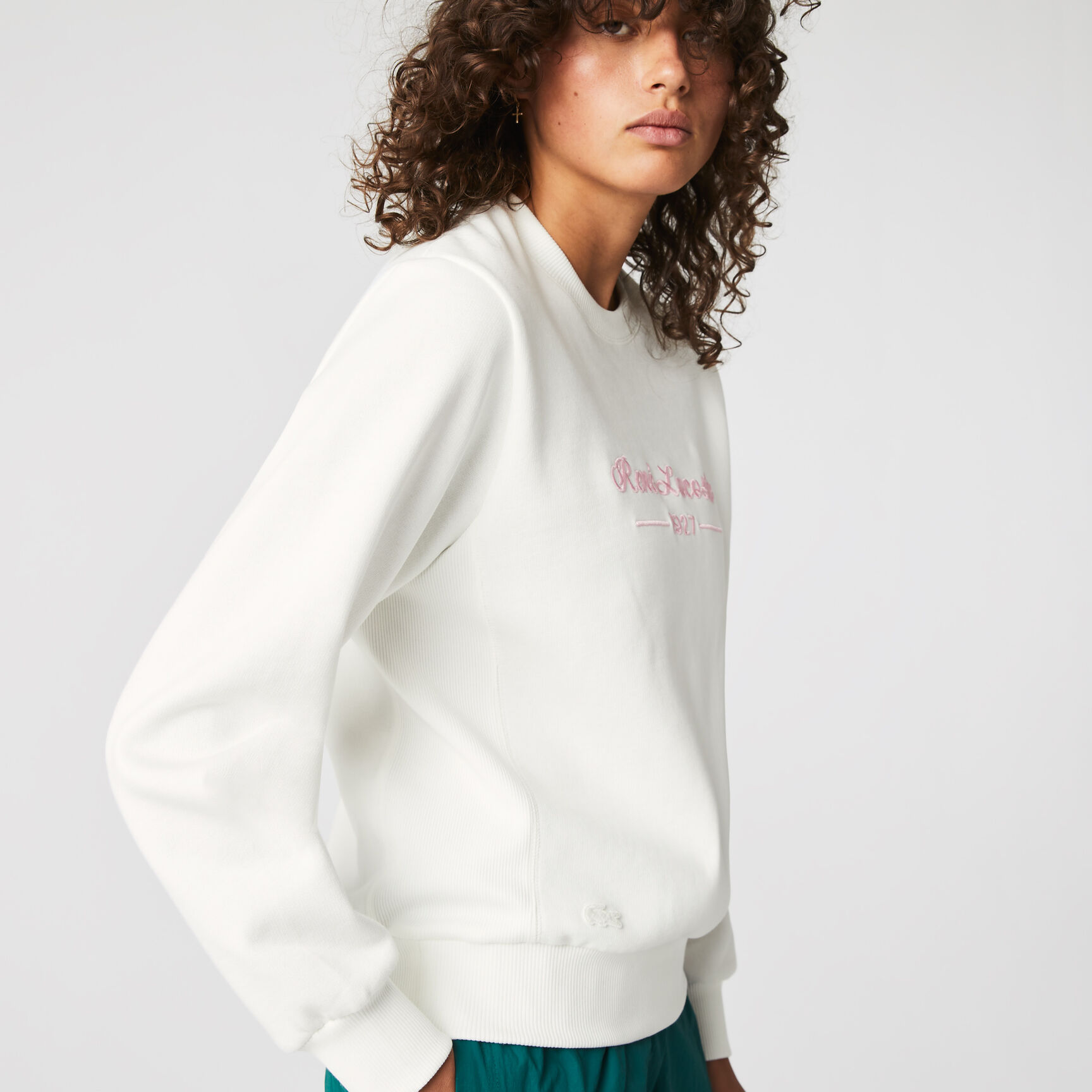 سويت شيرت نسائي فضفاض بياقة مستديرة ومطرز من الصوف سويت شيرت نسائي فضفاض بياقة مستديرة ومطرز من الصوف