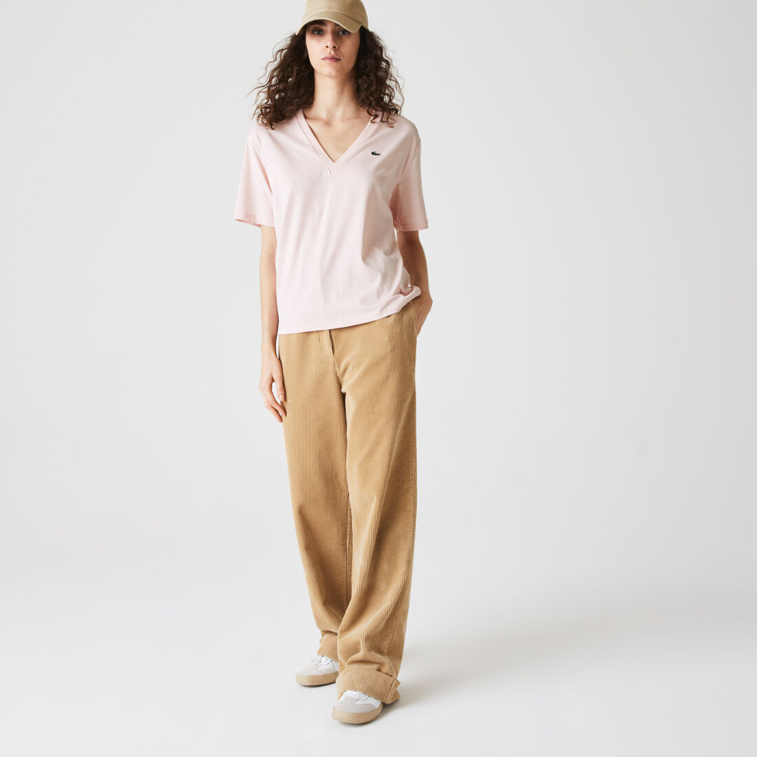 تي شيرت من القطن الفاخر بفتحة رقبة على شكل حرف V للنساء تي شيرت من القطن الفاخر بفتحة رقبة على شكل حرف V للنساء