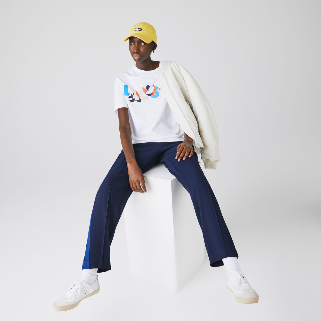 تي شيرت من القطن الناعم بفتحة رقبة مستديرة مع علامة Lacoste المطبوعة للنساء