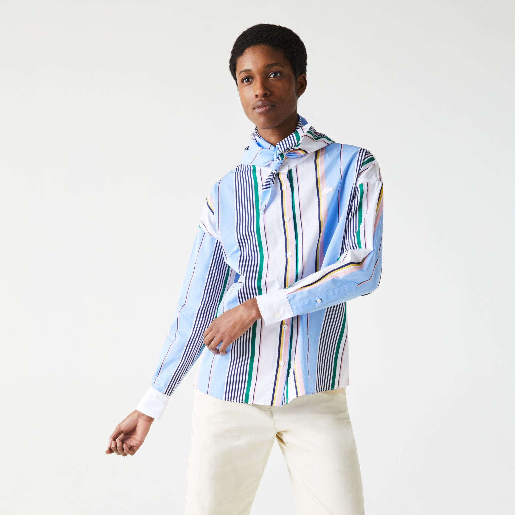 قميص قطني مقلم للنساء قصة كلاسيكية مع ياقة وشاح مجموعة Lacoste LIVE قميص قطني مقلم للنساء قصة كلاسيكية مع ياقة وشاح مجموعة Lacoste LIVE