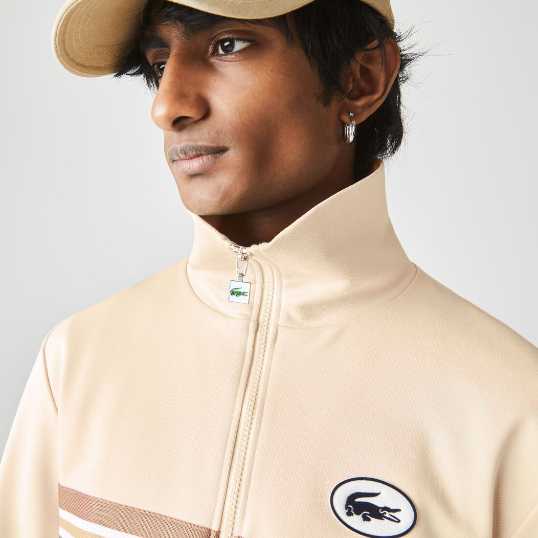 سويت شيرت بسحاب للرجال مع شريط مقلم وشارة من ثرات العلامة سويت شيرت بسحاب للرجال مع شريط مقلم وشارة من ثرات العلامة