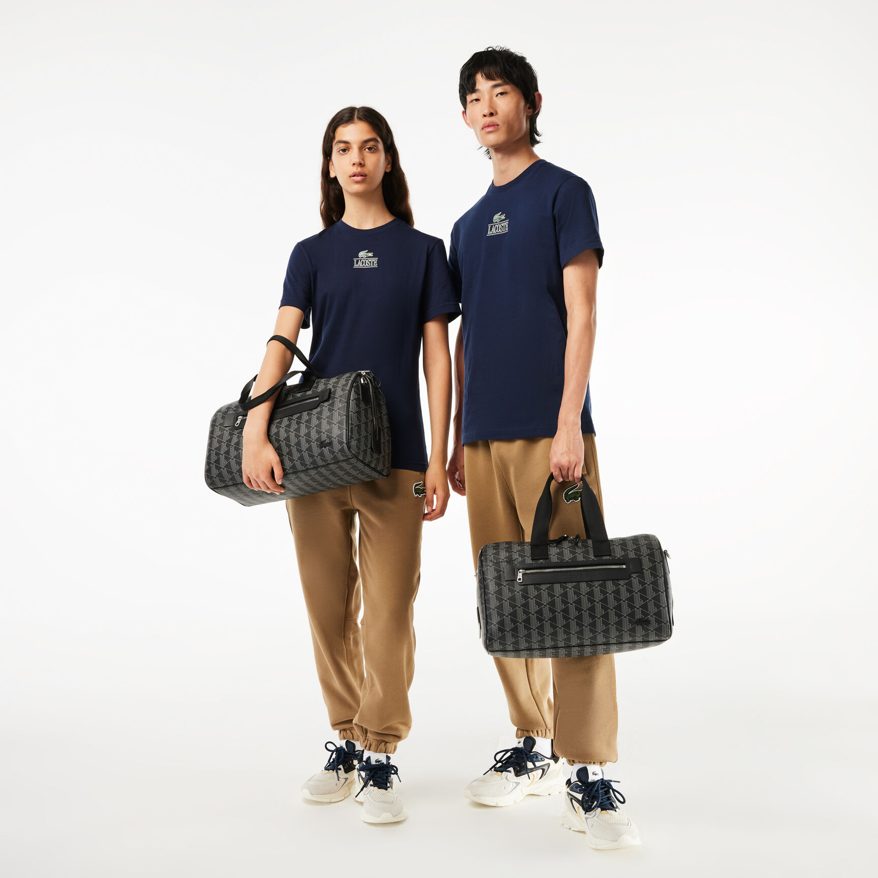 حقيبة كتف لاكوست ذا بليند ويك اند بنقشة شعار الماركة للجنسين