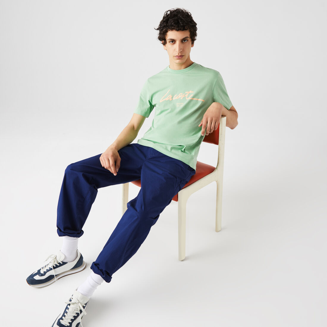 تيشيرت قطن بفتحة رقبة مستديرة وطبعة شعار الماركة للرجال