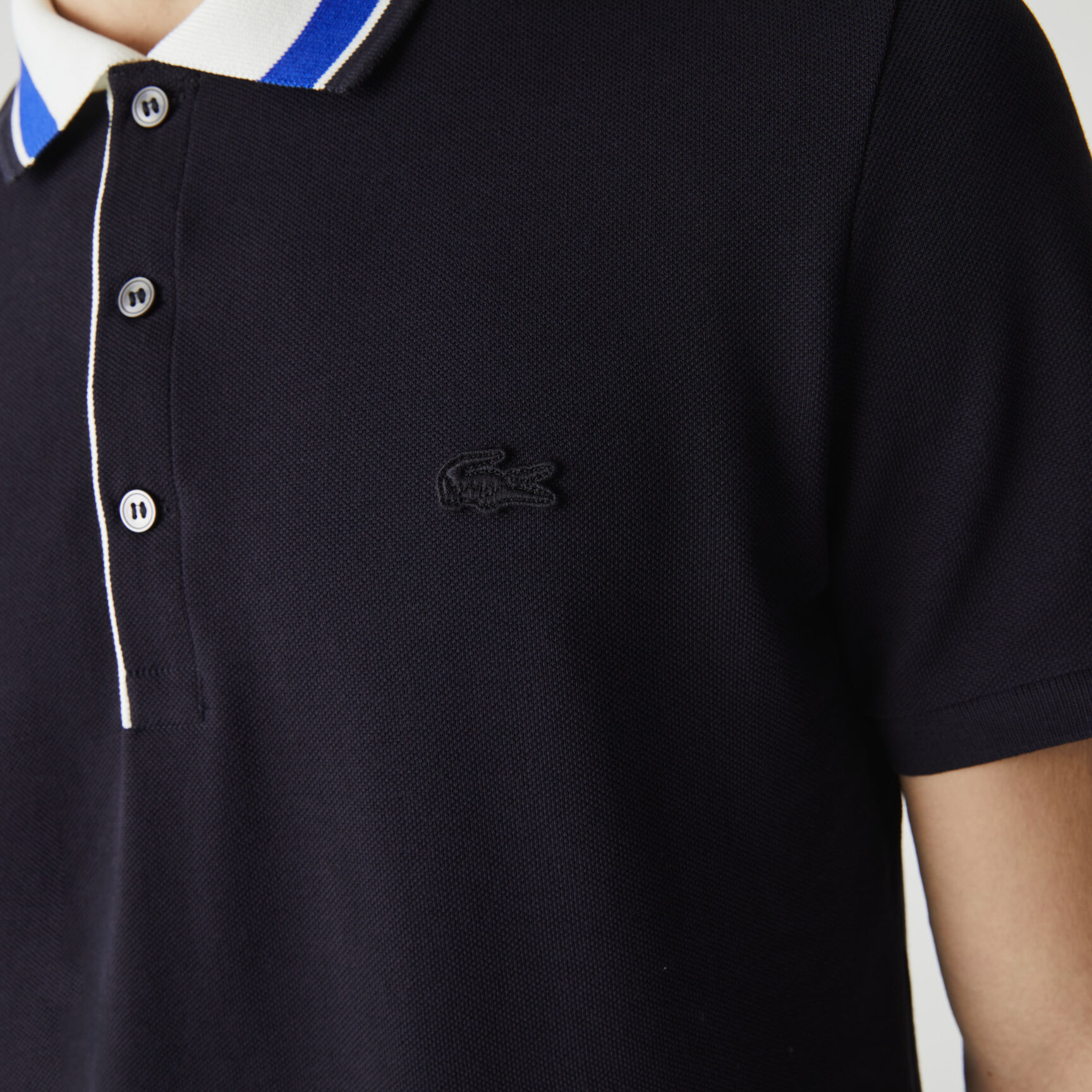 قميص بولو من بيكيه القطن للرجال بياقة مقلمة وقصة ضيقة قميص بولو من بيكيه القطن للرجال بياقة مقلمة وقصة ضيقة