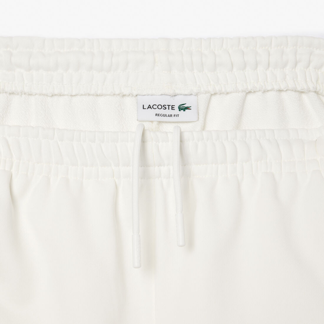 شورت مطرز من ألياف معاد تدويرها وبقصّة مريحة لارتداء شورت مطرز من ألياف معاد تدويرها وبقصّة مريحة لارتداء