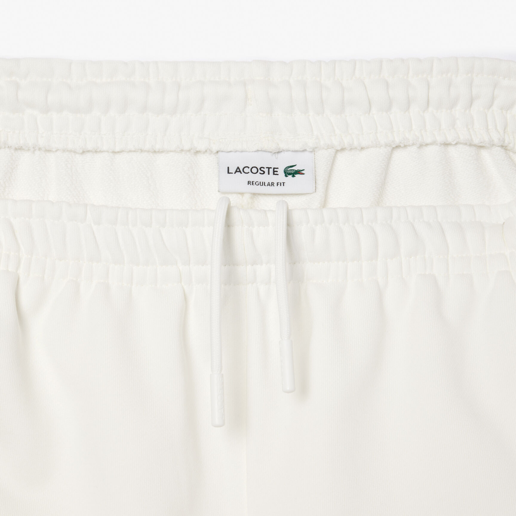 شورت مطرز من ألياف معاد تدويرها وبقصّة مريحة لارتداء شورت مطرز من ألياف معاد تدويرها وبقصّة مريحة لارتداء