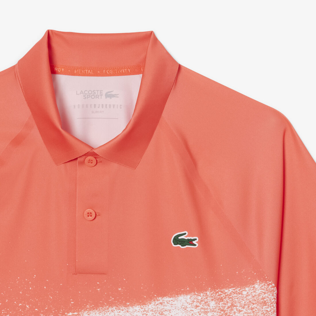 قميص بولو لاكوست للتنس x نوفاك ديوكوفيتش في الملعب قميص بولو لاكوست للتنس x نوفاك ديوكوفيتش في الملعب
