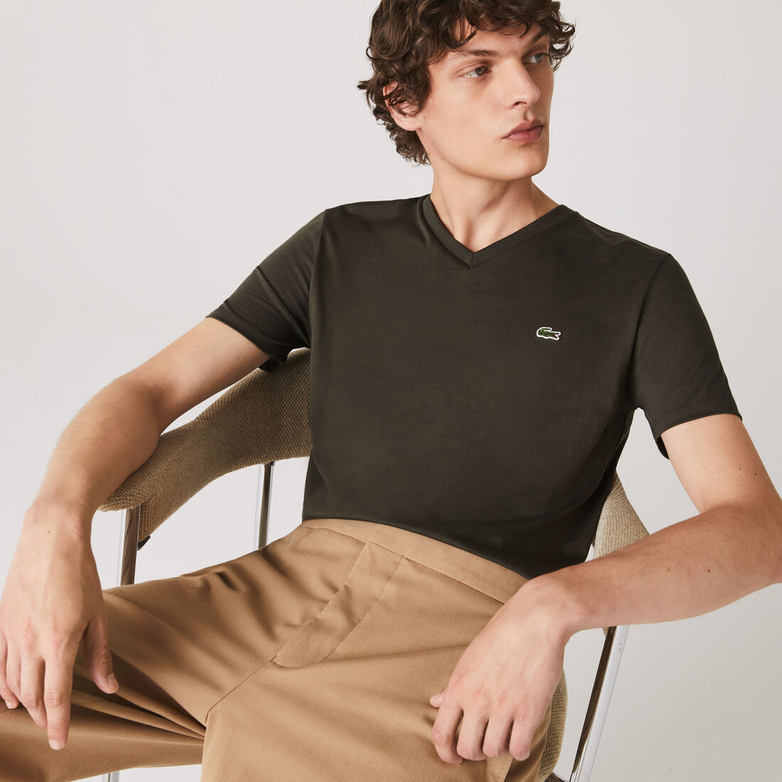 تي شيرت خفيف الوزن من القطن بيما برقبة على شكل حرف V تي شيرت خفيف الوزن من القطن بيما برقبة على شكل حرف V