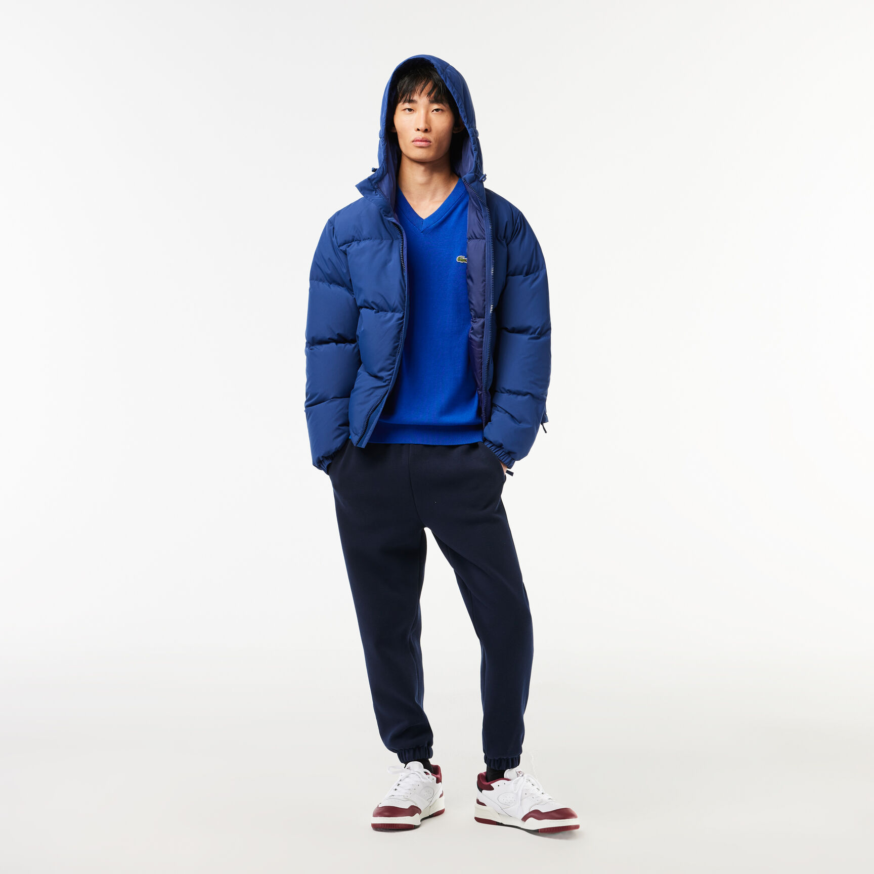 سترة قطنية أحادية اللون بفتحة رقبة على شكل حرف V