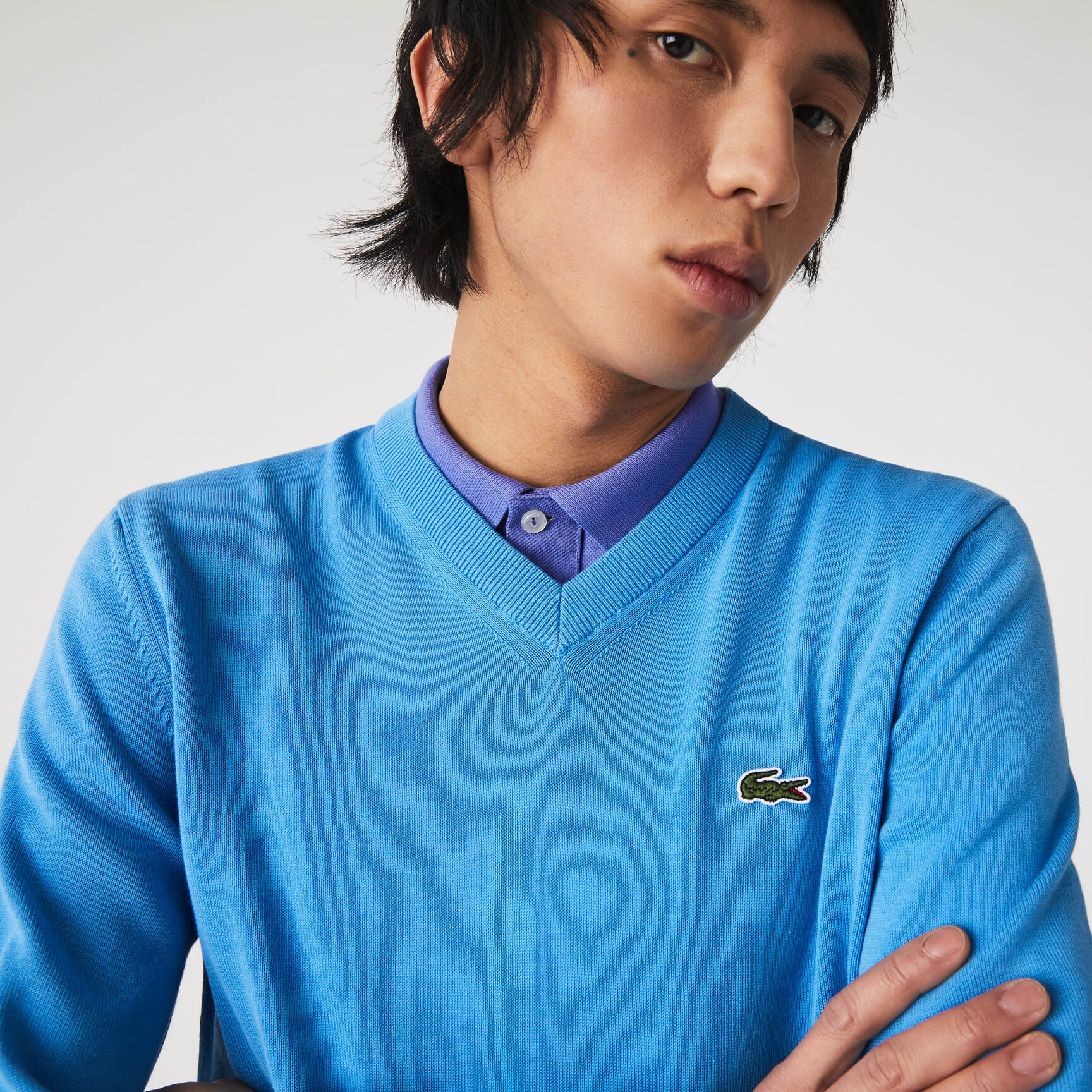 سترة قطنية أحادية اللون بفتحة رقبة على شكل حرف V سترة قطنية أحادية اللون بفتحة رقبة على شكل حرف V