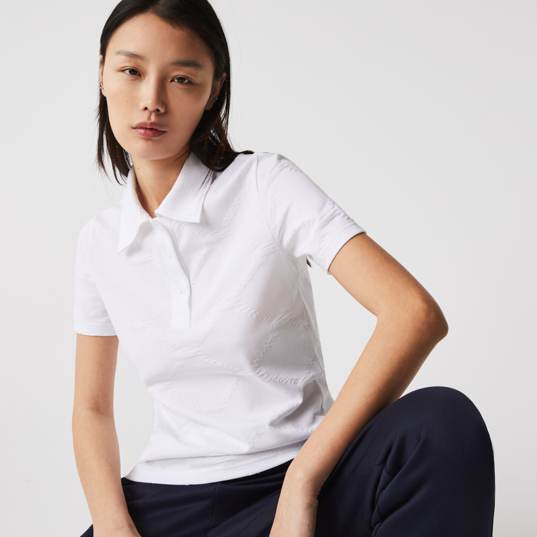 قميص بولو بأنماط مونوغرام وقصة ضيقة مجموعة Lacoste LIVE للنساء قميص بولو بأنماط مونوغرام وقصة ضيقة مجموعة Lacoste LIVE للنساء
