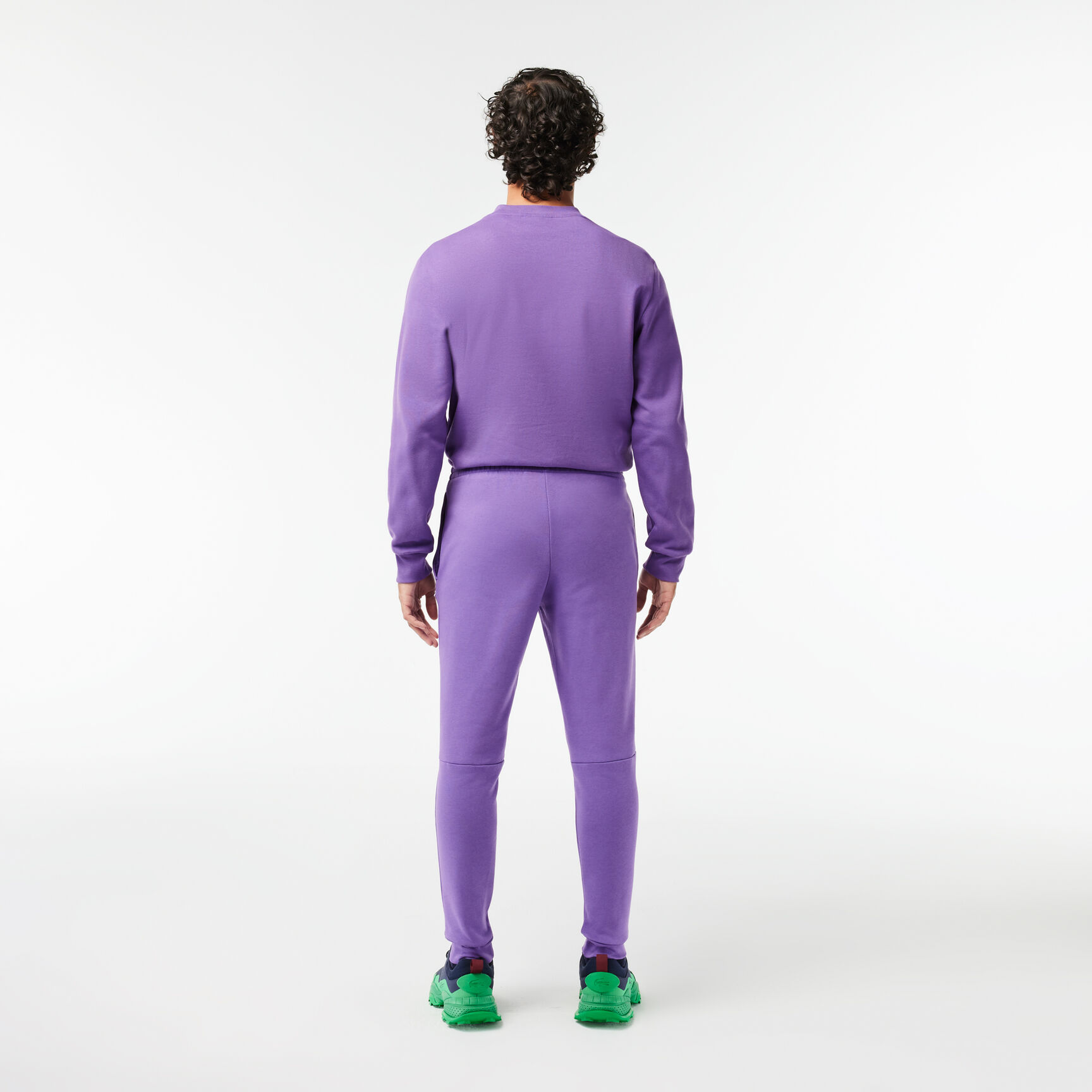 بنطال رياضي بقصة ضيقة