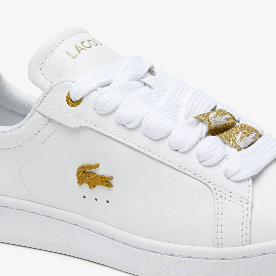 سنيكرز لاكوست كارنابي برو جلد بأجزاء لامعة للنساء سنيكرز لاكوست كارنابي برو جلد بأجزاء لامعة للنساء