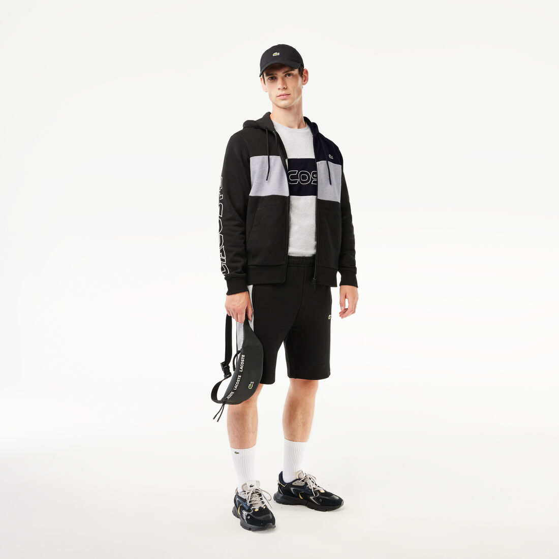 سويت شيرت صوف بطبعة شعار الماركة وقَصّة فضفاضة سويت شيرت صوف بطبعة شعار الماركة وقَصّة فضفاضة