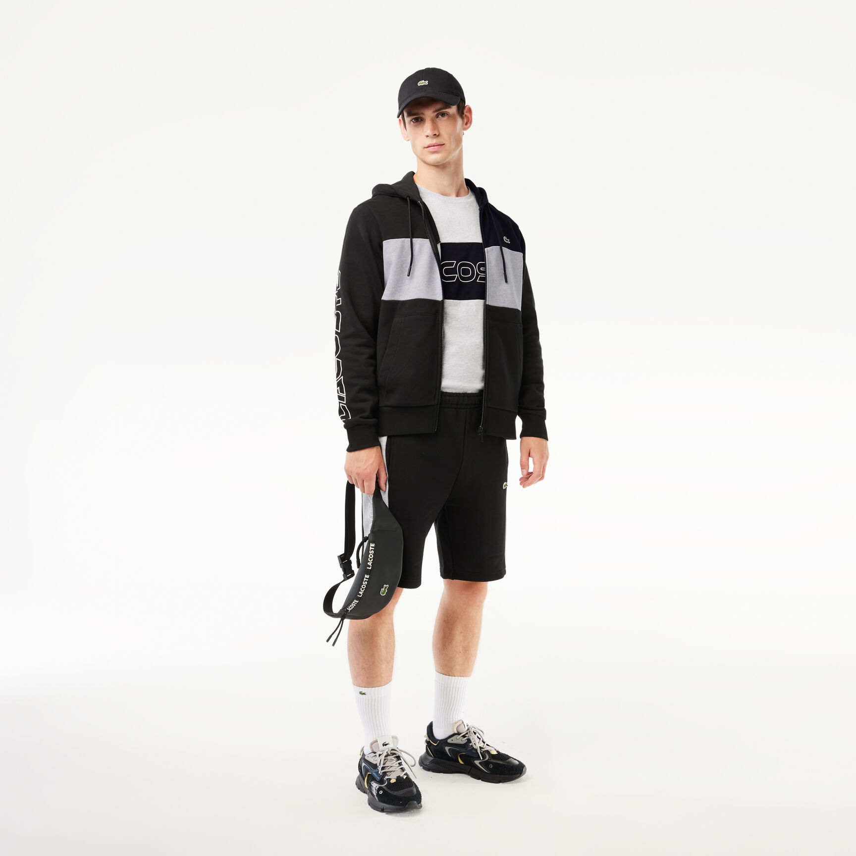 سويت شيرت صوف بطبعة شعار الماركة وقَصّة فضفاضة سويت شيرت صوف بطبعة شعار الماركة وقَصّة فضفاضة