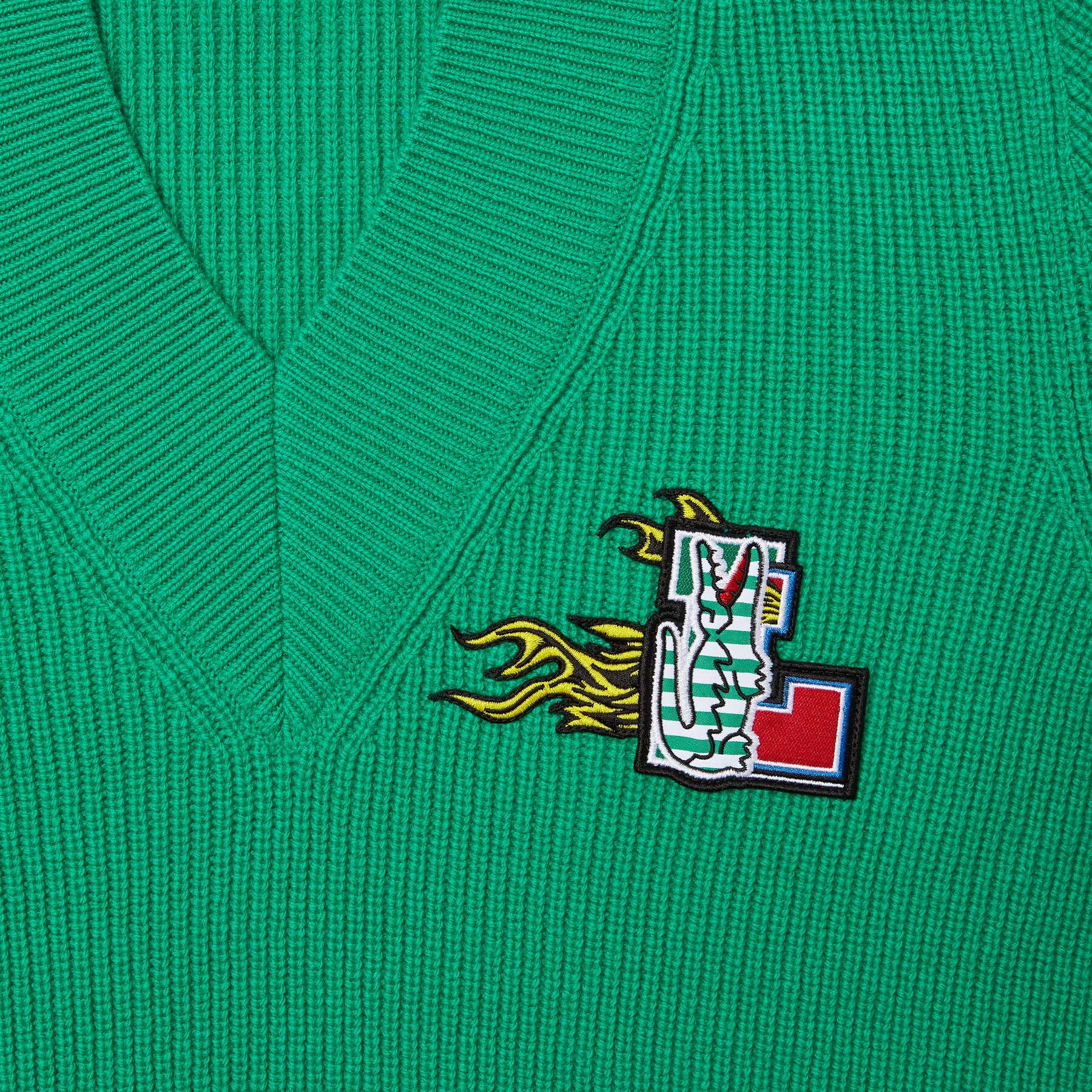 سترة لاكوست صوف بفتحة رقبة على شكل حرف V من تشكيلة موسم الأعياد للنساء سترة لاكوست صوف بفتحة رقبة على شكل حرف v من تشكيلة موسم الأعياد للنساء